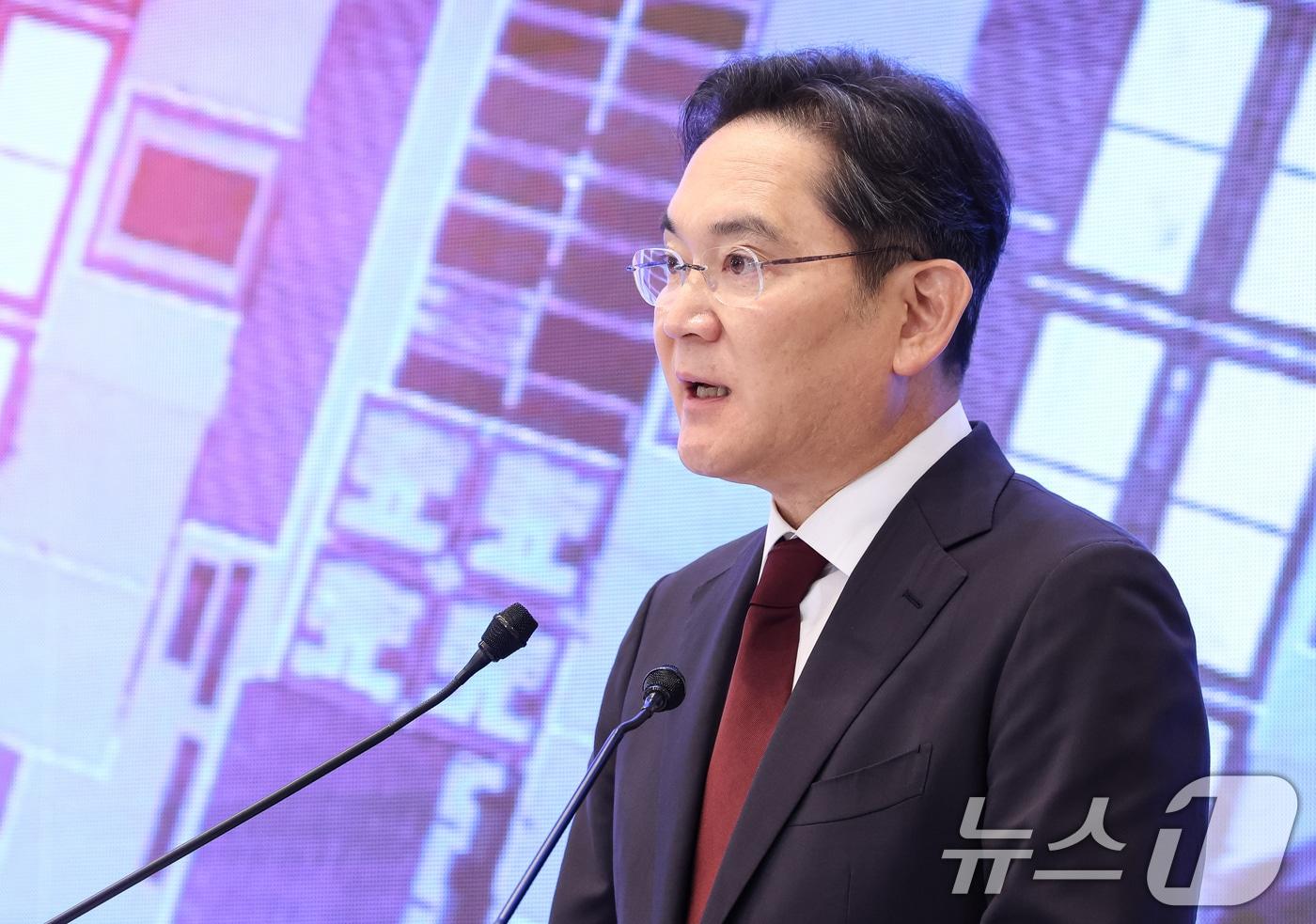 본문 이미지 - 이재용 삼성전자 회장이 29일 청와대 영빈관에서 열린 대한민국 대도약 3대 메가프로젝트 국민보고회에서 투자계획를 발표하고 있다. 2026.6.29 ⓒ 뉴스1 허경 기자