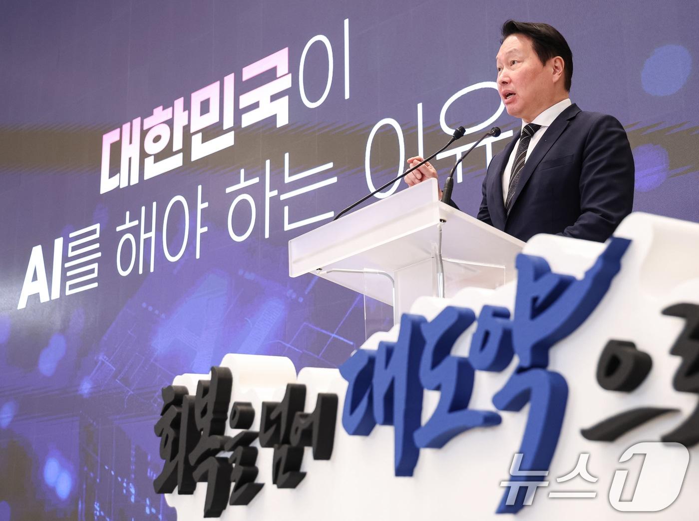 본문 이미지 - 최태원 SK그룹 회장이 29일 청와대 영빈관에서 열린 대한민국 대도약 3대 메가프로젝트 국민보고회에서 투자계획를 발표하고 있다. 2026.6.29 ⓒ 뉴스1 허경 기자