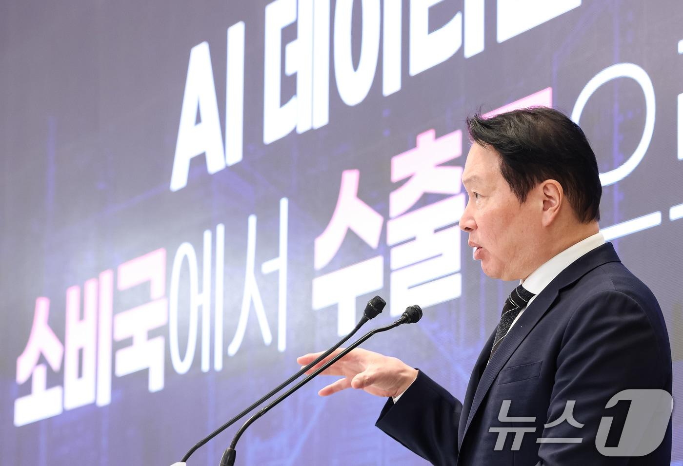 본문 이미지 - 최태원 SK그룹 회장이 29일 청와대 영빈관에서 열린 대한민국 대도약 3대 메가프로젝트 국민보고회에서 투자계획를 발표하고 있다. 2026.6.29 ⓒ 뉴스1 허경 기자