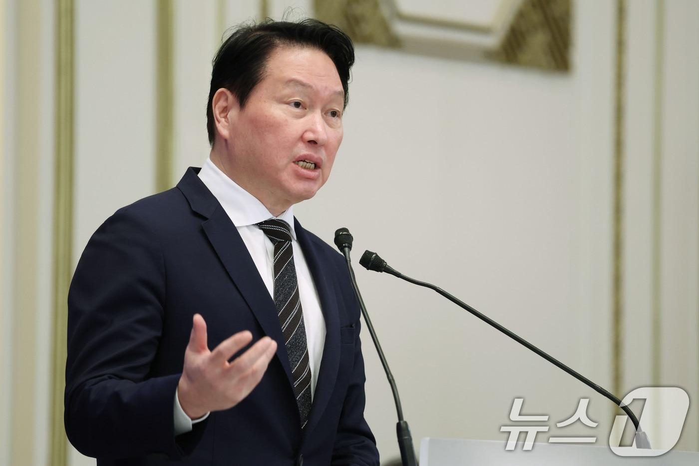 본문 이미지 - 최태원 SK그룹 회장이 29일 청와대 영빈관에서 열린 대한민국 대도약 3대 메가프로젝트 국민보고회에서 투자계획를 발표하고 있다. 2026.6.29 ⓒ 뉴스1 허경 기자