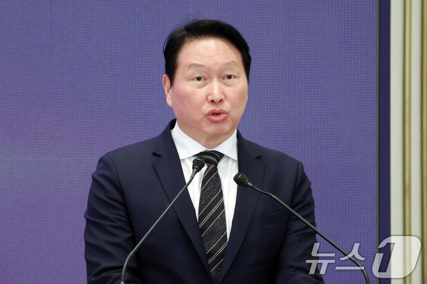 본문 이미지 - 최태원 SK그룹 회장이 29일 청와대 영빈관에서 열린 대한민국 대도약 3대 메가프로젝트 국민보고회에서 투자계획를 발표하고 있다. 2026.6.29 ⓒ 뉴스1 허경 기자