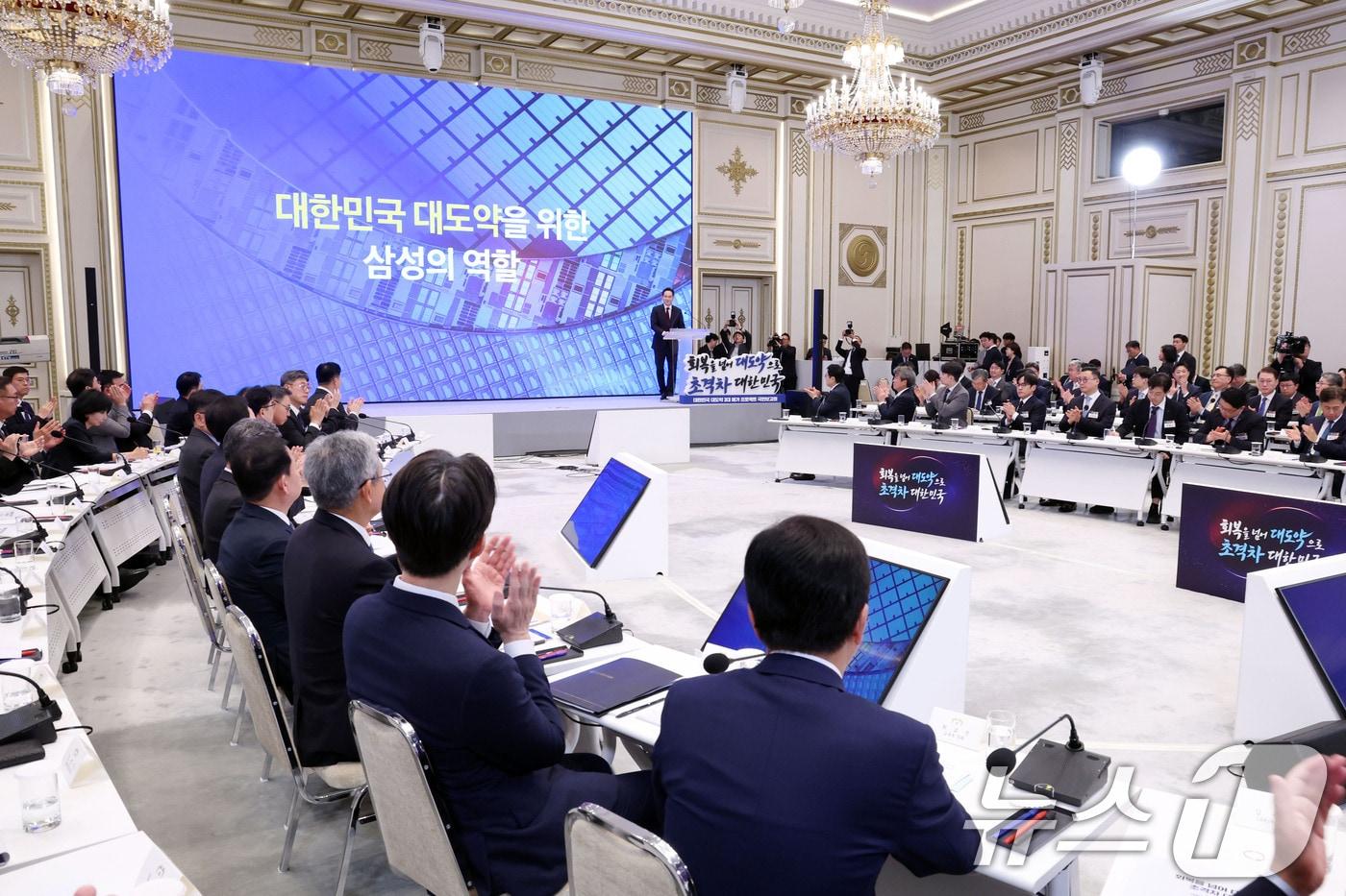 본문 이미지 - 이재용 삼성전자 회장이 29일 청와대 영빈관에서 열린 대한민국 대도약 3대 메가프로젝트 국민보고회에서 투자계획를 발표하고 있다. 2026.6.29 ⓒ 뉴스1 허경 기자