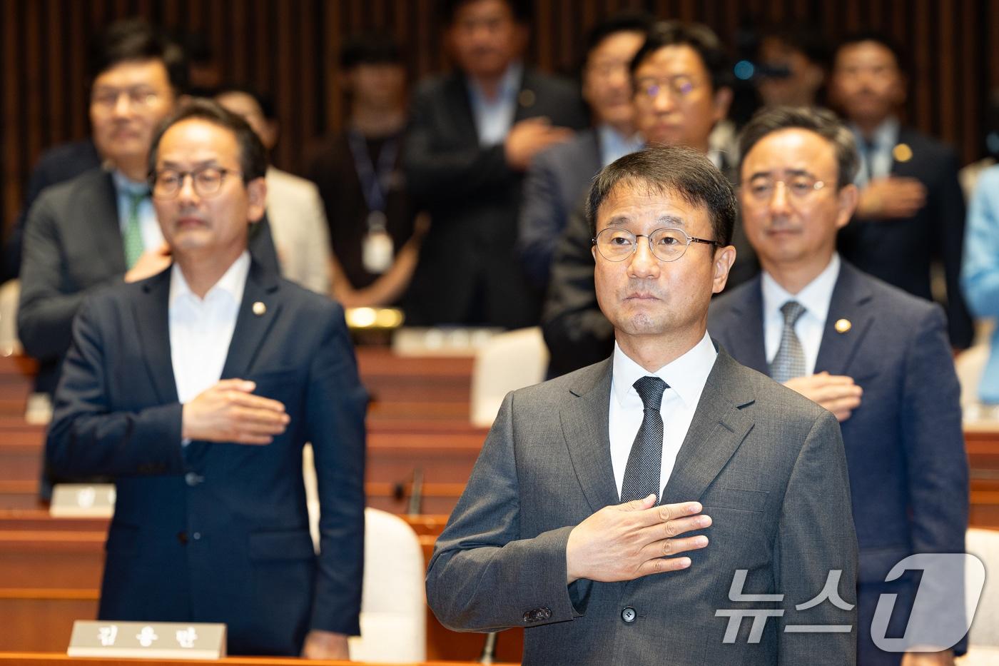 본문 이미지 - 한병도 더불어민주당 당대표 직무대행 겸 원내대표를 비롯한 의원들이 29일 서울 여의도 국회에서 열린 의원총회에서 국민의례를 하고 있다. 2026.6.29 ⓒ 뉴스1 유승관 기자
