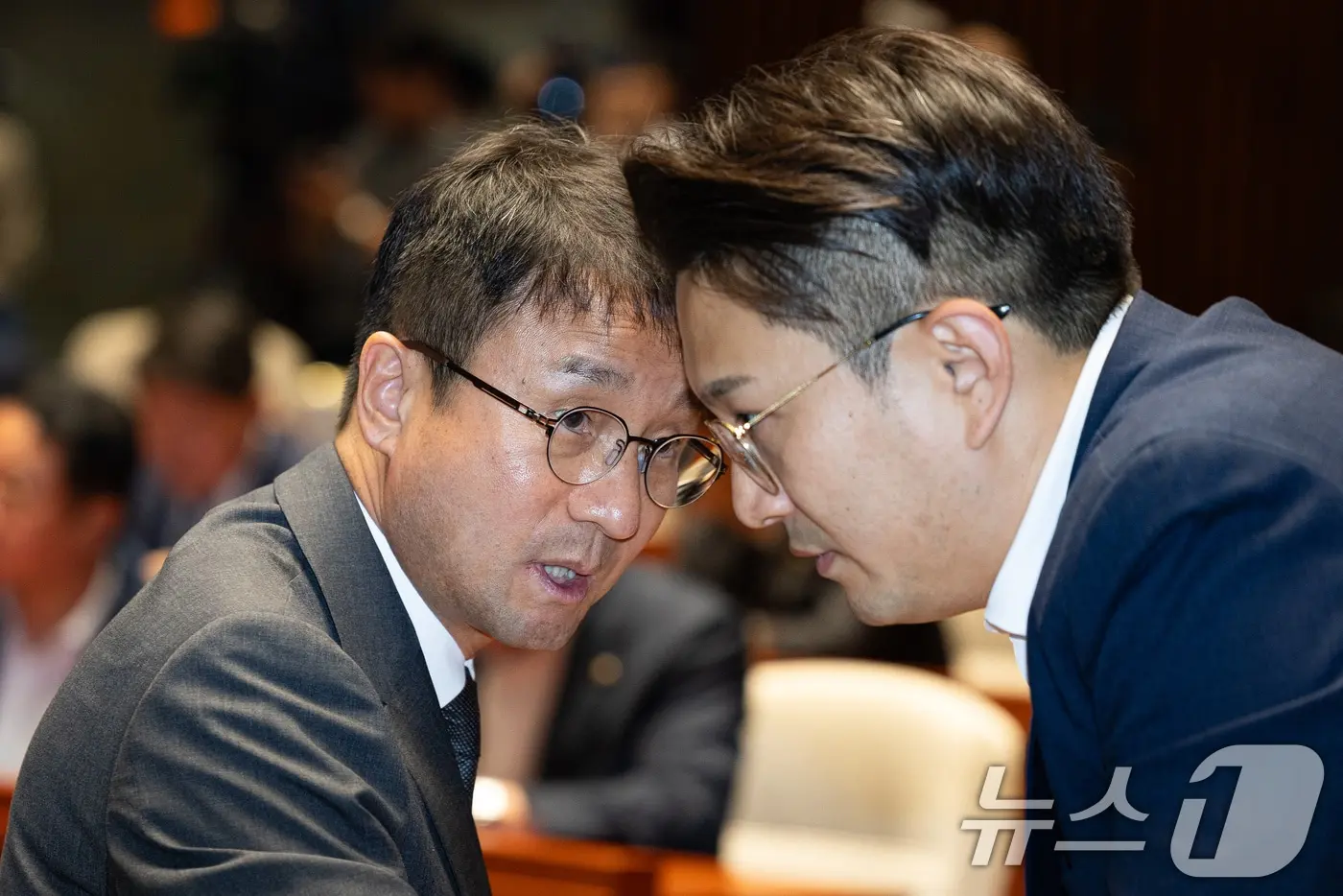 본문 이미지 - 한병도 더불어민주당 당대표 직무대행 겸 원내대표가 지난 6월 29일 서울 여의도 국회에서 열린 의원총회에서 전용기 원내소통수석부대표와 대화하고 있다. 2026.6.29 ⓒ 뉴스1 유승관 기자