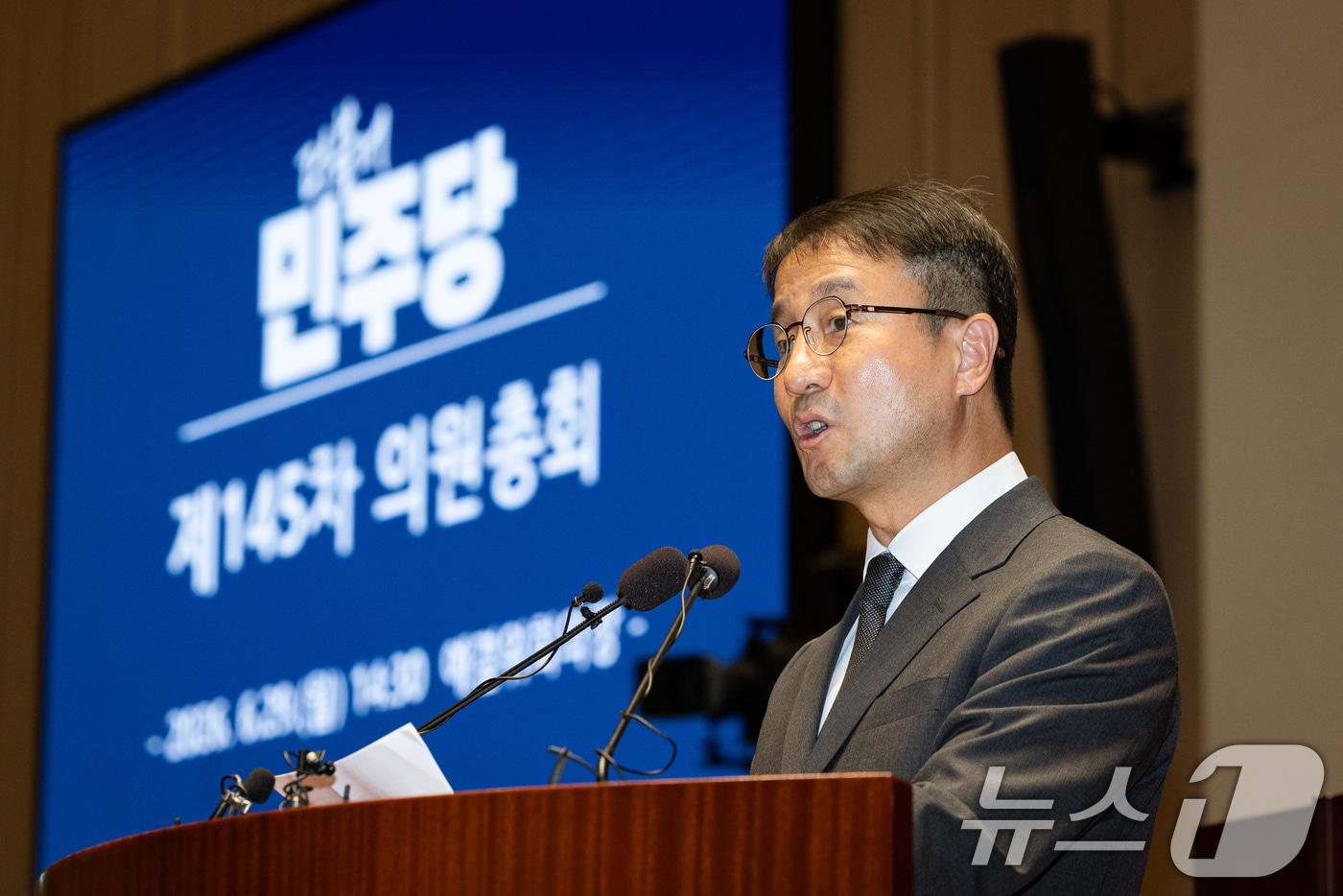 본문 이미지 - 한병도 더불어민주당 당대표 직무대행 겸 원내대표가 29일 서울 여의도 국회에서 열린 의원총회에서 모두 발언을 하고 있다. 2026.6.29 ⓒ 뉴스1 유승관 기자
