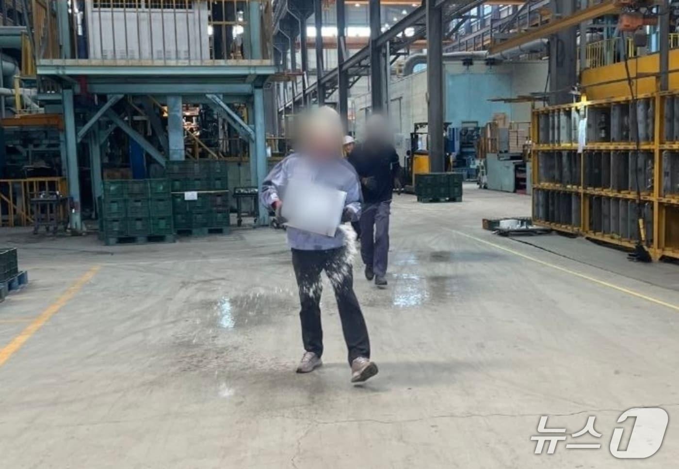 본문 이미지 - A 씨가 현장에 인화성 물질을 뿌리는 모습.(금속노조 경남지부 제공. 재판매 및 DB금지)