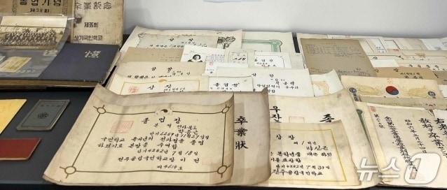 본문 이미지 - 박종탁 씨가 기증한 아버지와 8남매의 가족 생활사 자료.(전주시 제공, 재판매 및 DB 금지)/뉴스1