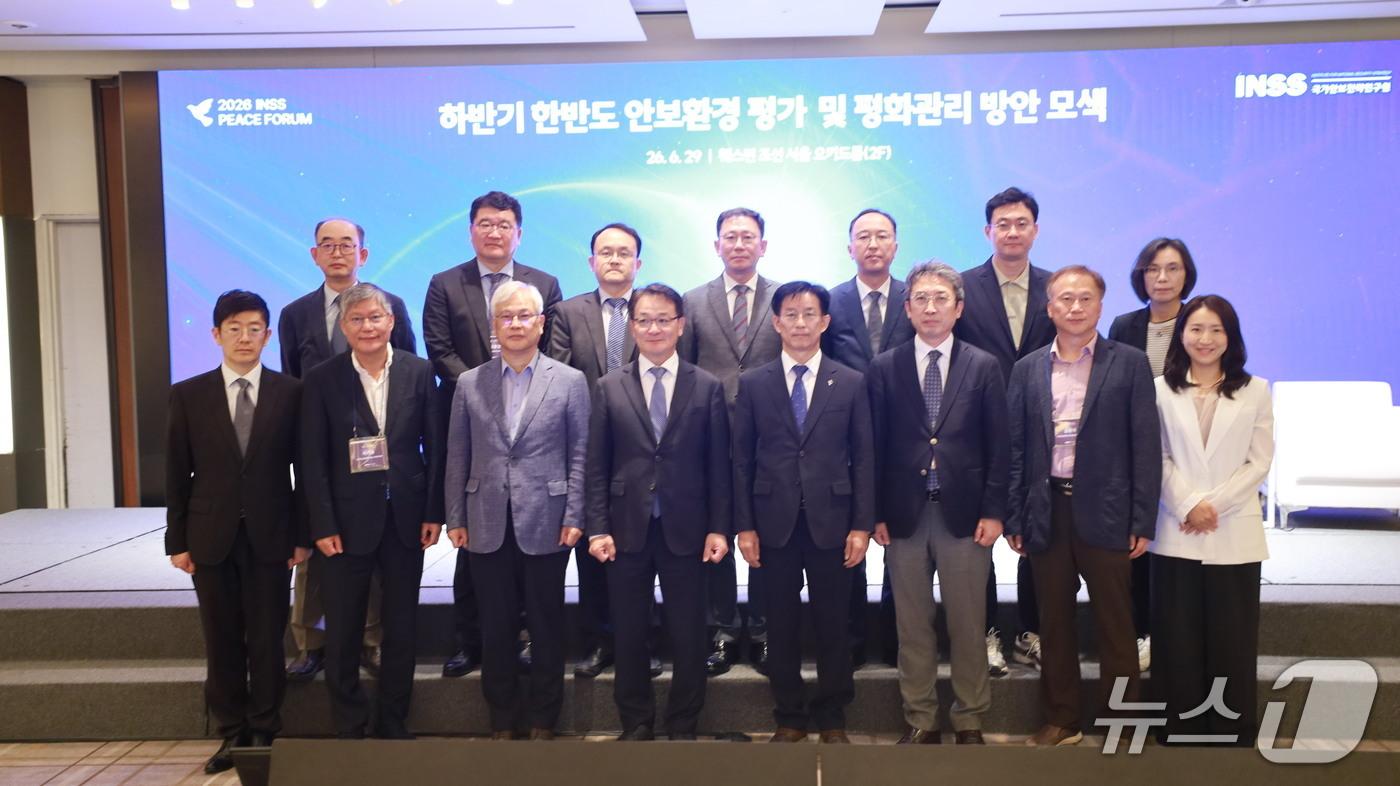 본문 이미지 - 국가안보전략연구원(INSS)은 29일 서울 웨스틴조선호텔에서 '2026 PEACE FORUM'을 열고 하반기 한반도 안보환경 변화와 평화관리 방안을 논의했다.(INSS 제공).