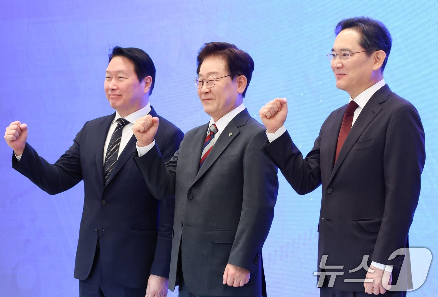 본문 이미지 - 이재명 대통령과 이재용 삼성전자 회장, 최태원 SK그룹 회장이 29일 청와대 영빈관에서 열린 대한민국 대도약 3대 메가프로젝트 국민보고회에서 기념촬영을 하고 있다. 2026.6.29 ⓒ 뉴스1 허경 기자