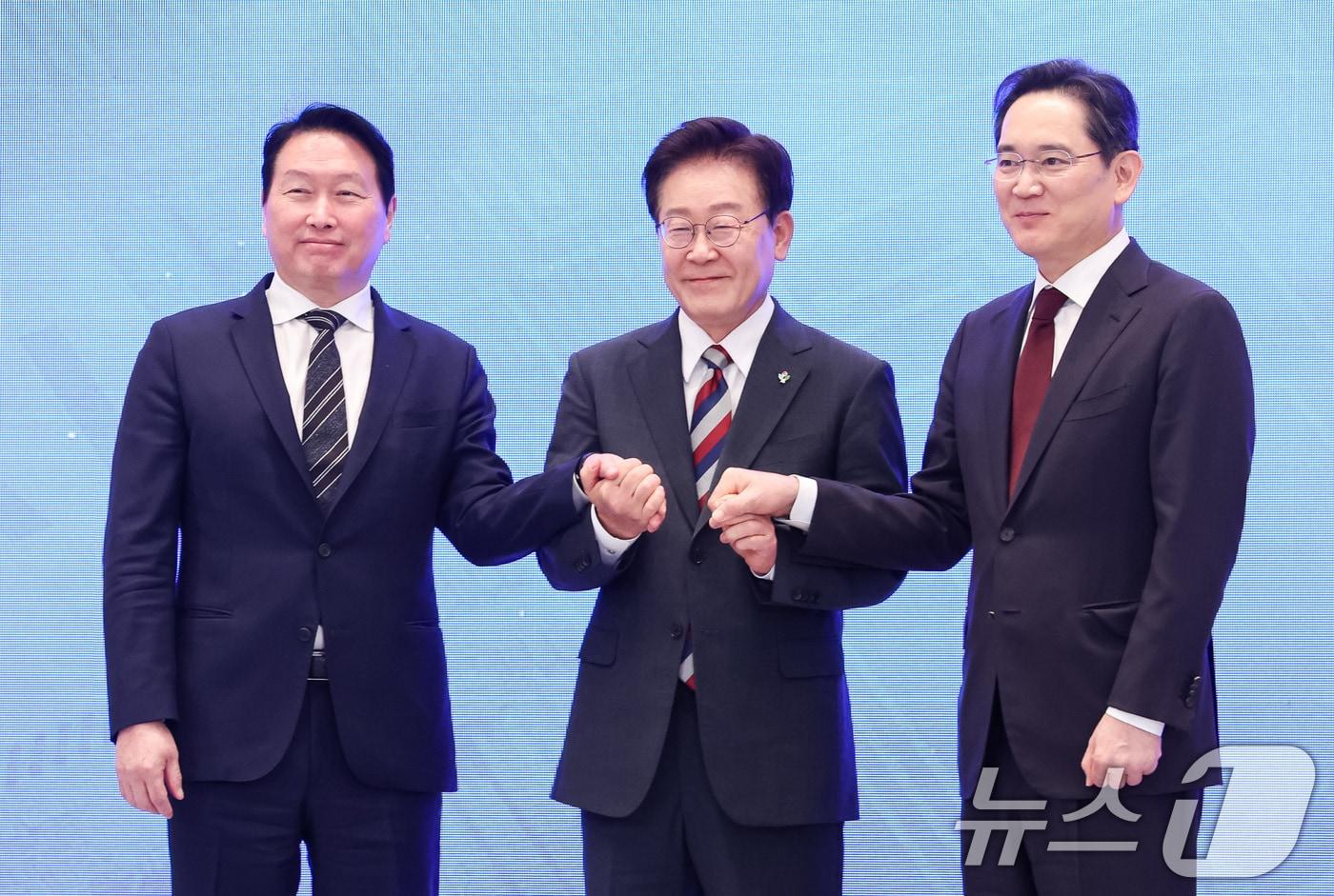 본문 이미지 - 이재명 대통령과 이재용 삼성전자 회장, 최태원 SK그룹 회장이 29일 청와대 영빈관에서 열린 대한민국 대도약 3대 메가프로젝트 국민보고회에서 손을 맞잡고 있다. 2026.6.29 ⓒ 뉴스1 허경 기자