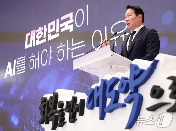 본문 이미지 - 최태원 SK그룹 회장이 29일 청와대 영빈관에서 열린 대한민국 대도약 3대 메가프로젝트 국민보고회에서 투자계획를 발표하고 있다. 2026.6.29/뉴스1 허경 기자