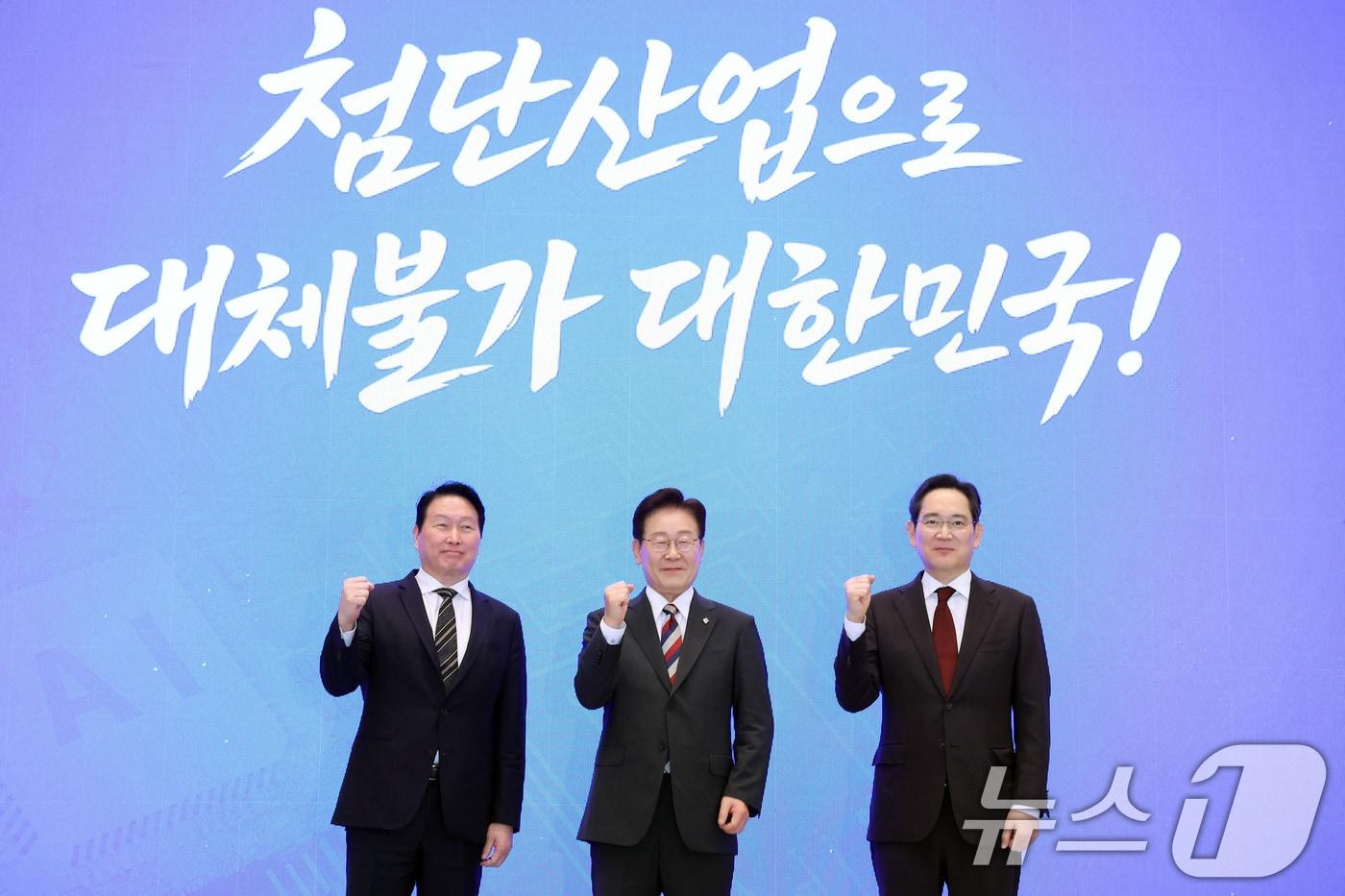 본문 이미지 - 이재명 대통령과 이재용 삼성전자 회장, 최태원 SK그룹 회장이 29일 청와대 영빈관에서 열린 대한민국 대도약 3대 메가프로젝트 국민보고회에서 파이팅 포즈를 취하고 있다. 2026.6.29 ⓒ 뉴스1 허경 기자