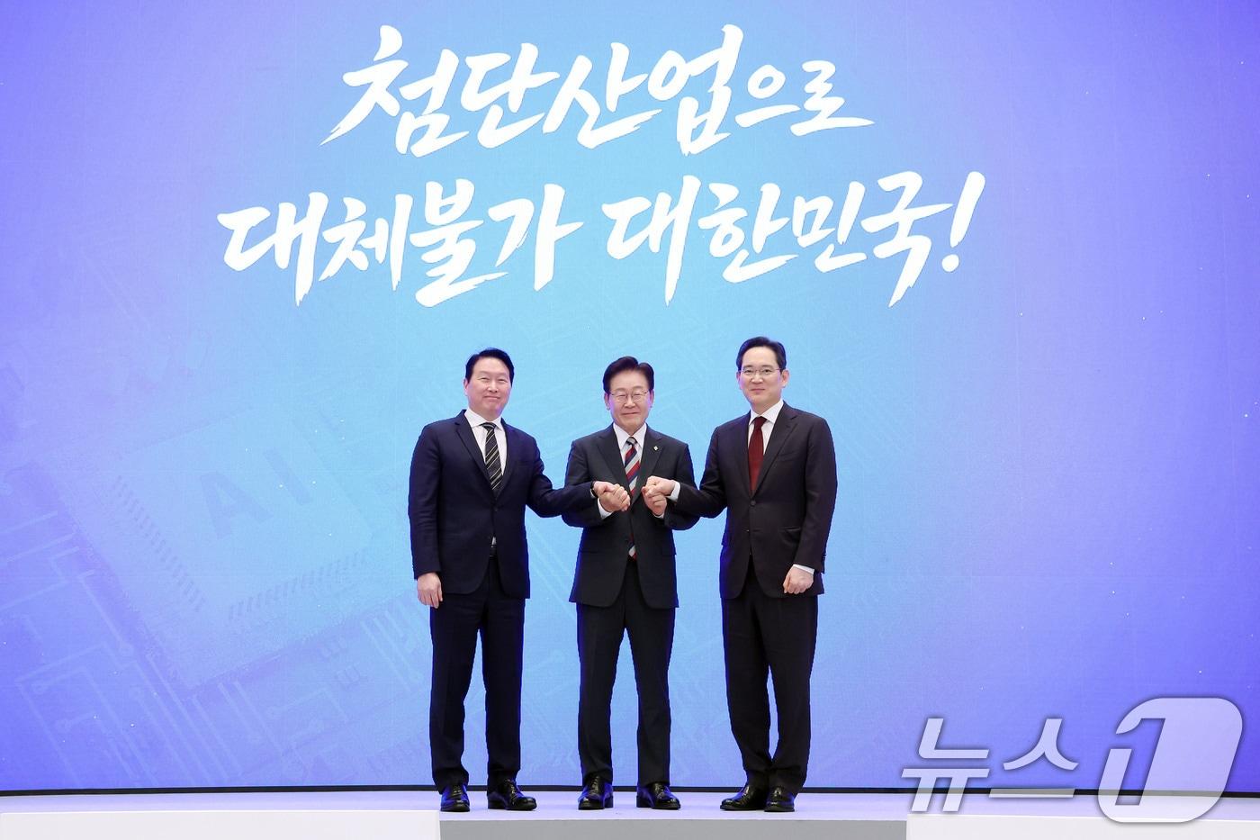 본문 이미지 - 이재명 대통령과 이재용 삼성전자 회장, 최태원 SK그룹 회장이 29일 청와대 영빈관에서 열린 대한민국 대도약 3대 메가프로젝트 국민보고회에서 손을 맞잡고 있다. 2026.6.29 ⓒ 뉴스1 허경 기자