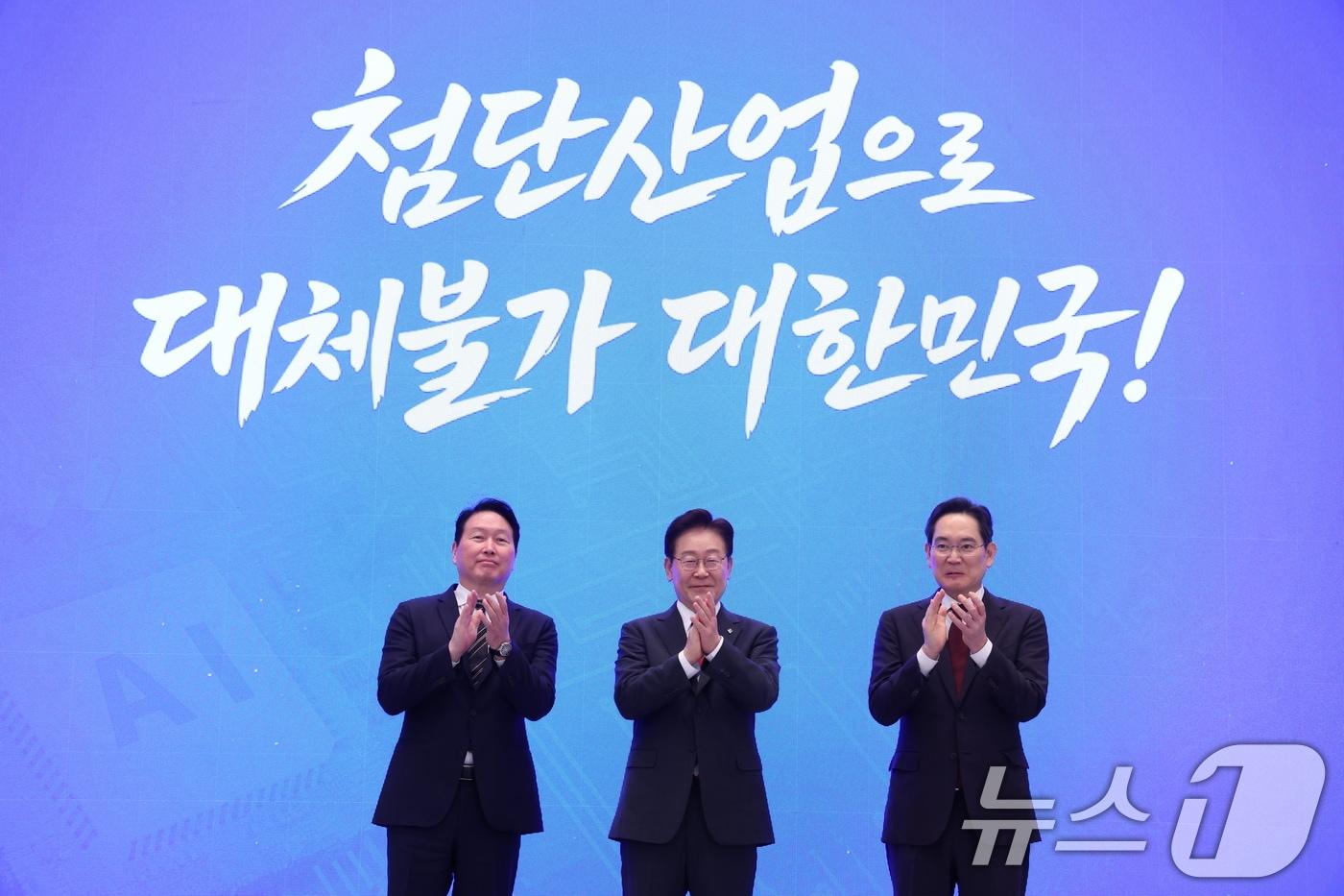본문 이미지 - 이재명 대통령과 이재용 삼성전자 회장, 최태원 SK그룹 회장이 29일 청와대 영빈관에서 열린 대한민국 대도약 3대 메가프로젝트 국민보고회에서 박수를 치고 있다. 2026.6.29 ⓒ 뉴스1 허경 기자