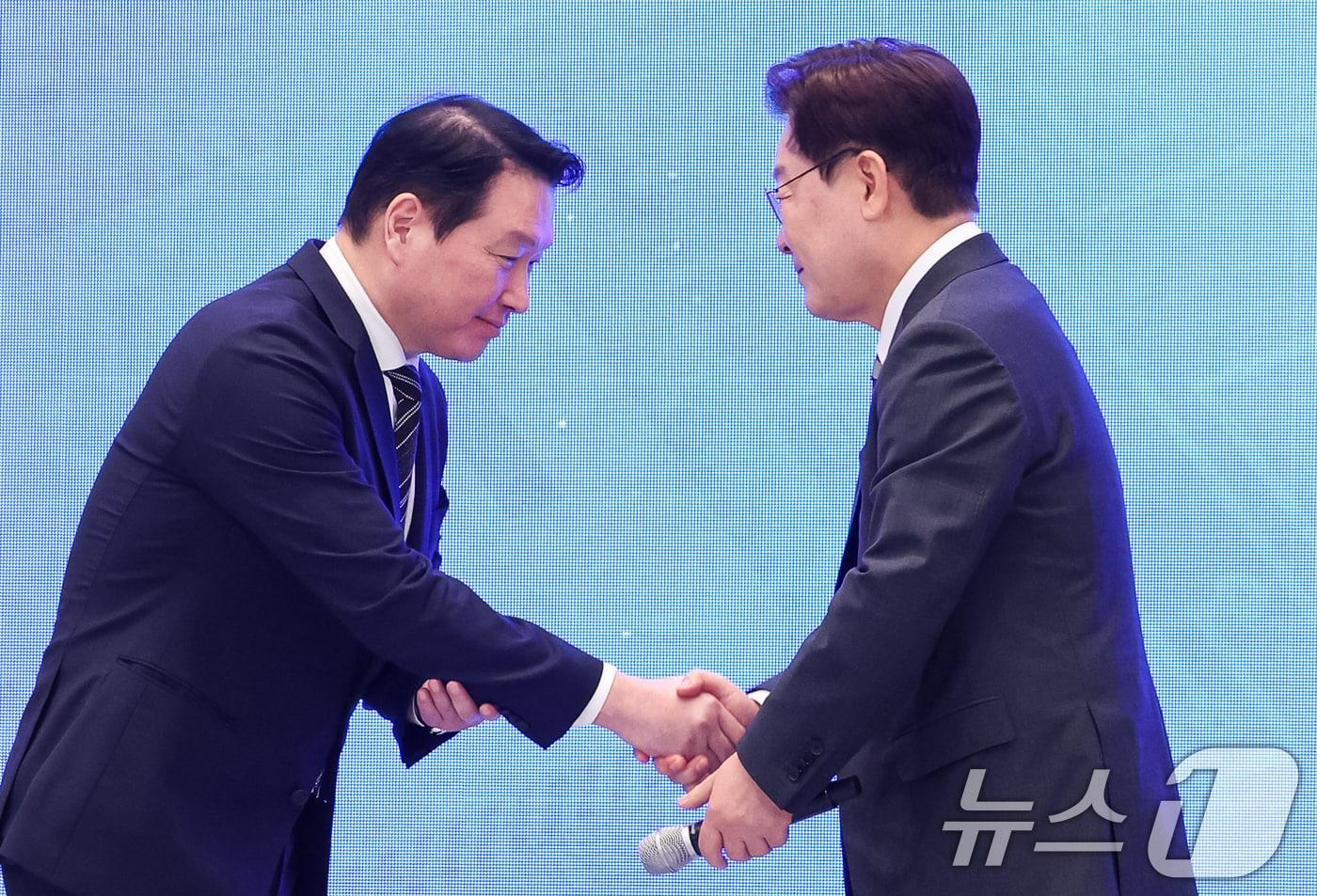 본문 이미지 - 이재명 대통령과 최태원 SK그룹 회장이 29일 청와대 영빈관에서 열린 대한민국 대도약 3대 메가프로젝트 국민보고회에서 악수를 하고 있다. 2026.6.29 ⓒ 뉴스1 허경 기자