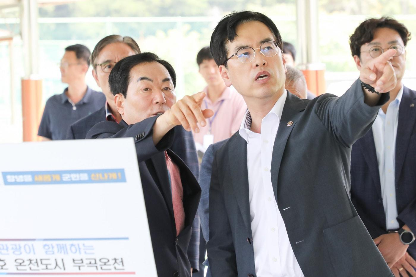 본문 이미지 - 김민재 행정안전부 차관이 29일 경남 창원시와 창녕군 지역경제 활성화 현장을 점검하고 있다.(서울시 제공)