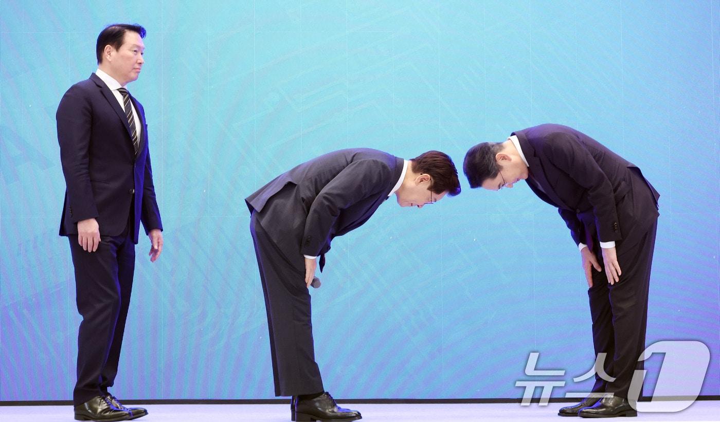 본문 이미지 - 이재명 대통령과 이재용 삼성전자 회장이 29일 청와대 영빈관에서 열린 대한민국 대도약 3대 메가프로젝트 국민보고회에서 인사하고 있다. 사진 왼쪽은 최태원 SK그룹 회장. 2026.6.29 ⓒ 뉴스1 허경 기자