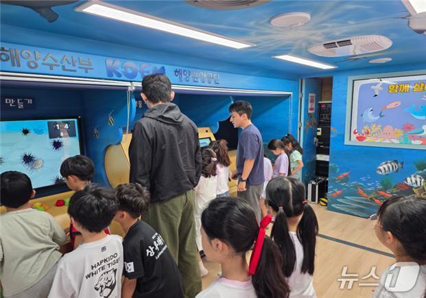 본문 이미지 - 해양환경 이동교실 파(Far)랑海 콘서트(해양환경공단 제공)