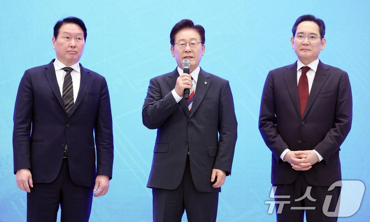 본문 이미지 - 이재명 대통령이 29일 청와대 영빈관에서 열린 대한민국 대도약 3대 메가프로젝트 국민보고회에서 발언하고 있다. 사진 왼쪽부터 최태원 SK그룹 회장, 이 대통령, 이재용 삼성전자 회장. 2026.6.29 ⓒ 뉴스1 허경 기자
