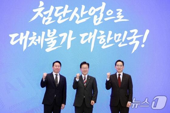 본문 이미지 - 최태원 SK그룹 회장(왼쪽부터), 이재명 대통령, 이재용 삼성전자 회장이 29일 청와대 영빈관에서 열린 '대한민국 대도약 3대 메가프로젝트 국민보고회'에서 손을 맞잡고 있다. 2026. 6. 29/뉴스1 허경 기자