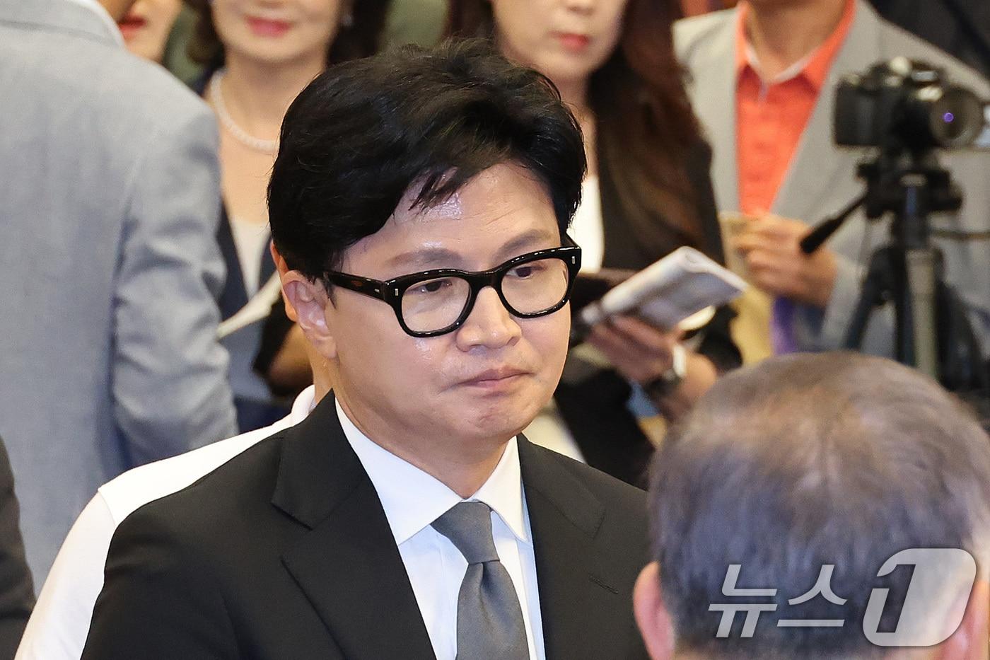 본문 이미지 - 한동훈 무소속 의원과 주호영 국민의힘 의원이 29일 서울 여의도 국회박물관에서 열린 김덕룡 김영삼민주센터 이사장 회고록 출판기념회에 참석하고 있다. 2026.6.29 ⓒ 뉴스1 신웅수 기자