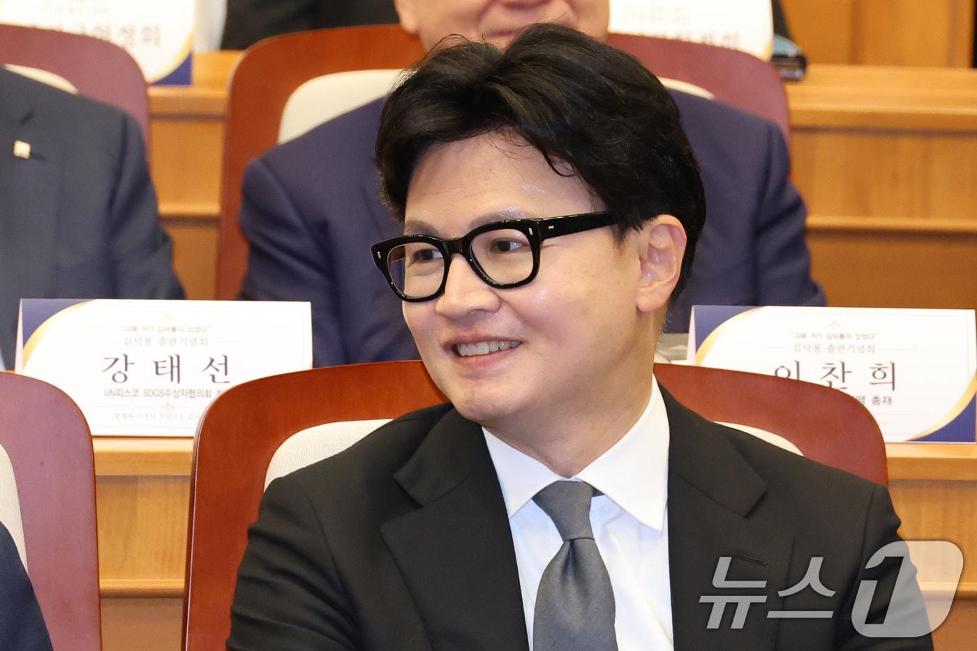 본문 이미지 - 한동훈 무소속 의원과 주호영 국민의힘 의원이 29일 서울 여의도 국회박물관에서 열린 김덕룡 김영삼민주센터 이사장 회고록 출판기념회에 참석하고 있다. 2026.6.29 ⓒ 뉴스1 신웅수 기자