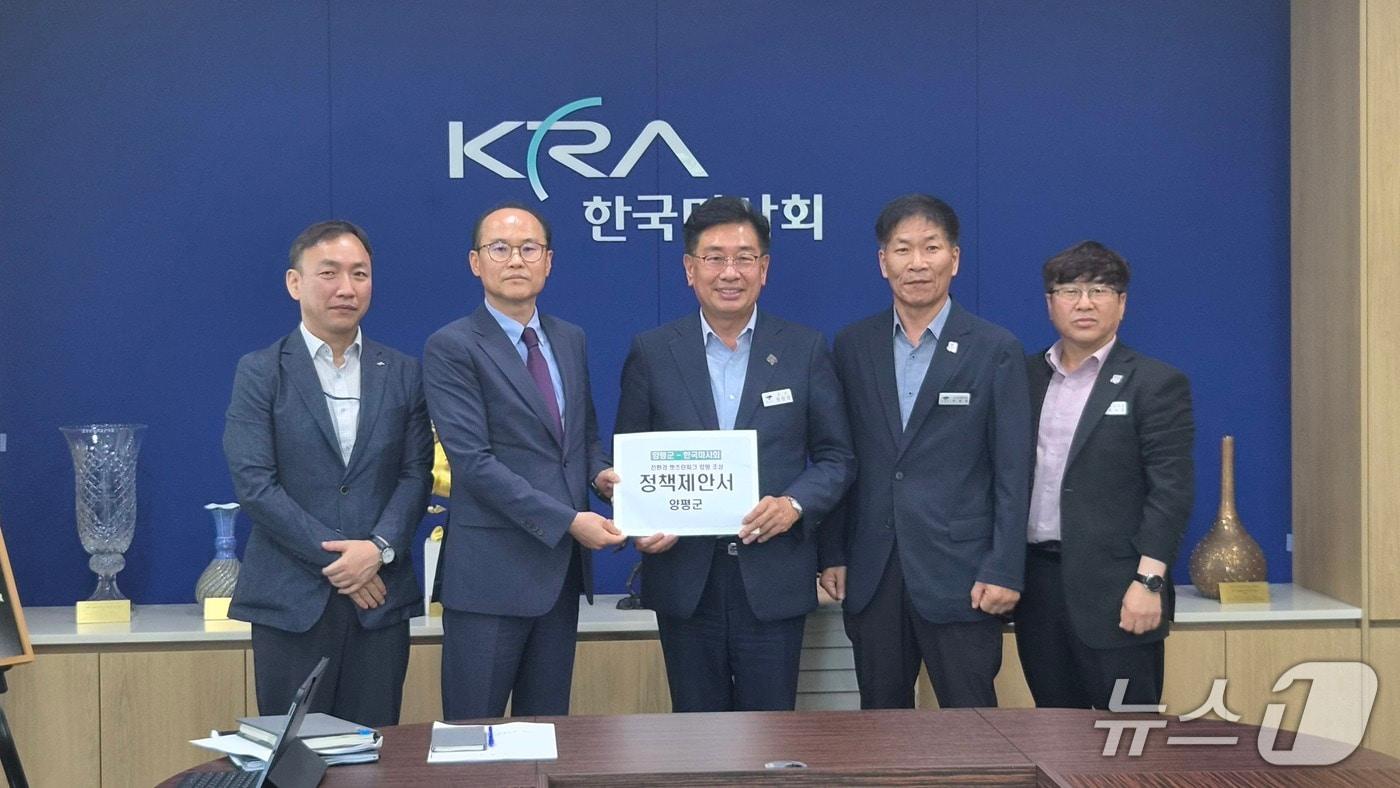 본문 이미지 -  전진선 경기 양평군수(가운데)가 지난 26일 과천시 한국마사회 본사를 찾아 용문산 군 사격장 부지에 경마장을 이전 유치해야 한다는 내용의 정책제안서를 전달하고 있다.(양평군 제공. 재판매 및 DB 금지)/뉴스1