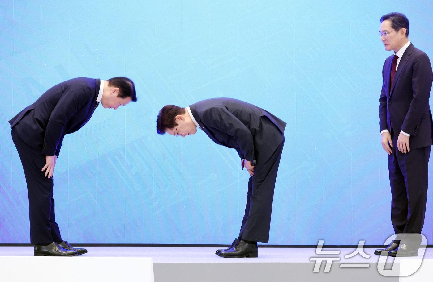 본문 이미지 - 이재명 대통령과 최태원 SK그룹 회장이 지난달 29일 청와대 영빈관에서 열린 대한민국 대도약 3대 메가프로젝트 국민보고회에서 인사하고 있다. 사진 오른쪽은 이재용 삼성전자 회장. 2026.6.29 ⓒ 뉴스1 허경 기자