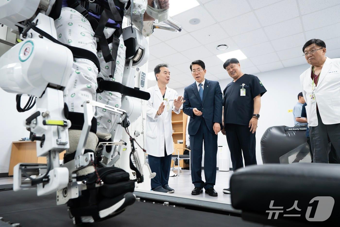본문 이미지 - 29일 부산보훈병원을 방문한 황종우 해양수산부 장관이(해수부 제공)