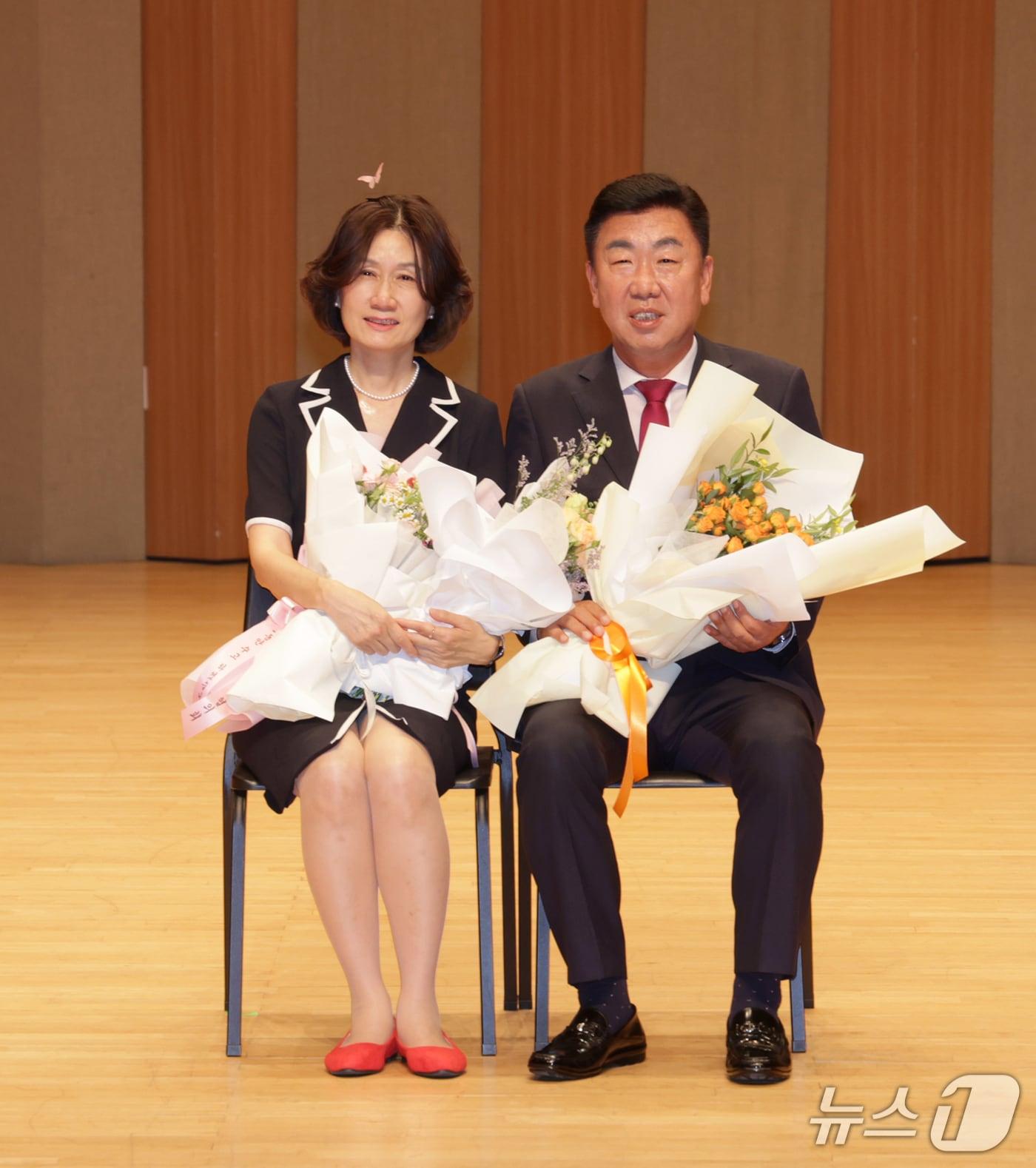 본문 이미지 - 이범석 청주시장(오른쪽) 부부.(시 제공. 재판매 및 DB금지)/뉴스1