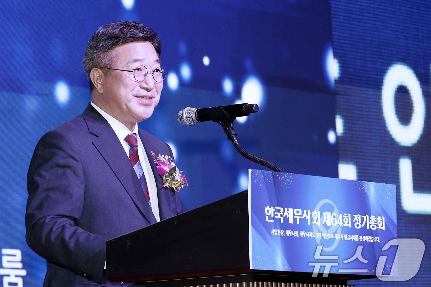 본문 이미지 - 윤호중 행정안전부 장관이 29일 오후 서울 강남구 그랜드 인터컨티네탈 호텔에서 열린 한국세무사회 제64회 정기총회에서 축사하고 있다. (행정안전부 제공. 재판매 및 DB금지) 2026.6.29 ⓒ 뉴스1
