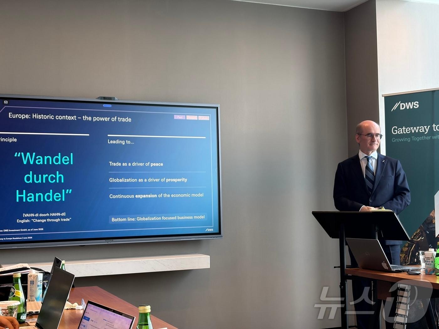 본문 이미지 - 28일 서울 여의도 IFC에서 열린 DWS자산운용 미디어 라운드테이블에서 요하네스 뮐러 DWS그룹 글로벌 리서치 총괄이 발표를 진행하고 있다. ⓒ 뉴스1 서한샘 기자