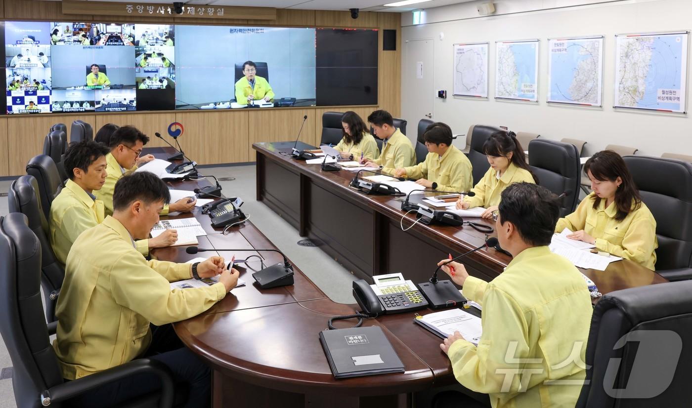 본문 이미지 - 29일 최원호 원자력안전위원회 위원장이 서울 종로구 원자력안전위원회 중앙방사능통제상황실에서 여름철 원자력이용시설 자연재해 대비 태세를 점검하였다. 2026.06.29 ⓒ 뉴스1 (원안위 제공)