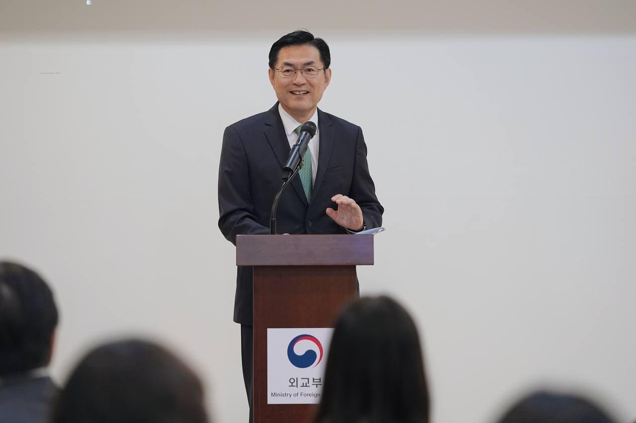 본문 이미지 - 정연두 외교전략정보본부장이 29일  '2026 군축·비확산 청년사절단' 발대식에서 격려사를 하고 있다. (사진=외교부) 