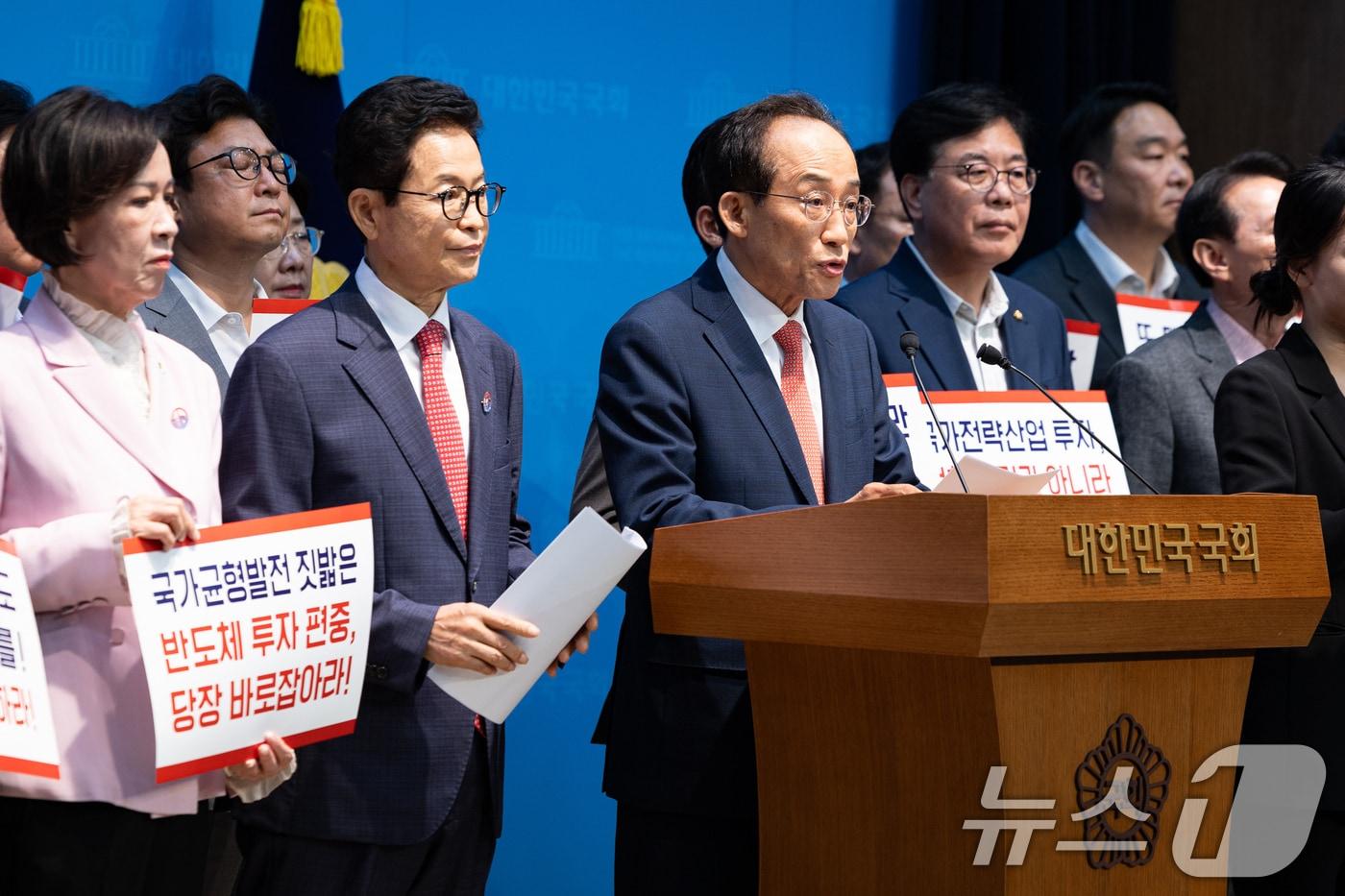 본문 이미지 - 추경호 대구시장 당선인과 이철우 경상북도지사, 국민의힘 대구·경북 지역 의원들이 29일 서울 여의도 국회 소통관에서 광주·전남권 제2국가 반도체 클러스터 조성 계획 관련 기자회견을 하고 있다. 2026.6.29 ⓒ 뉴스1 유승관 기자