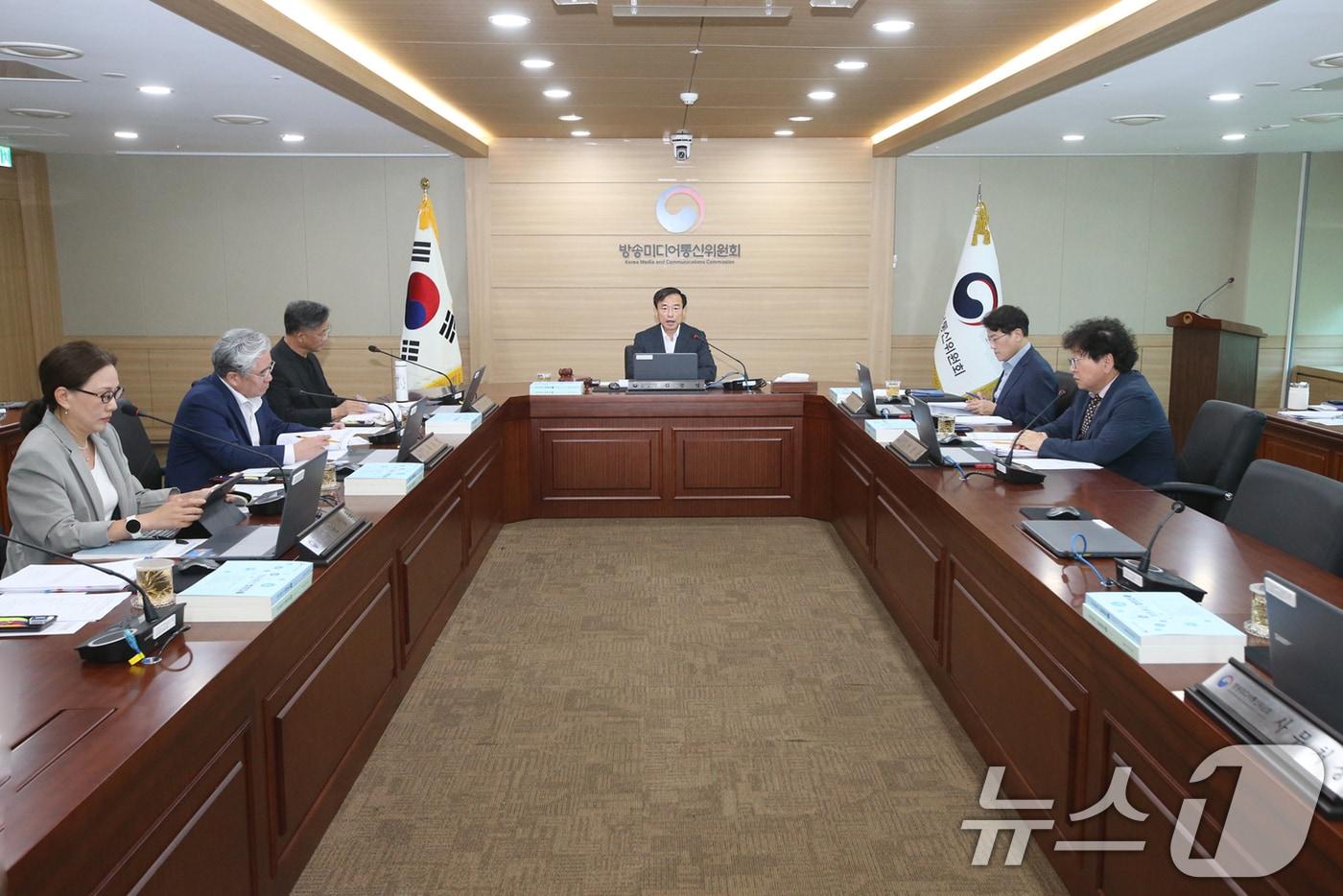 본문 이미지 - 김종철 방송미디어통신위원장이 29일 경기도 과천시 정부과천청사에서 '2026년 제20차 전체회의'를 진행하고 있다. (방송미디어통신위원회 제공. 재판매 및 DB금지) 2026.6.29 ⓒ 뉴스1