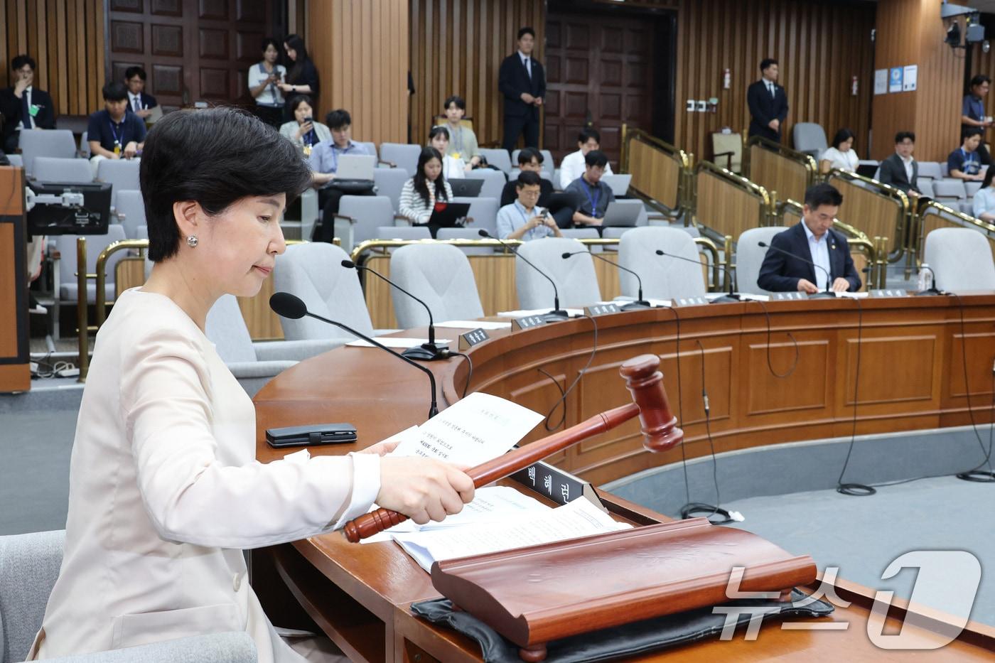 본문 이미지 - 백혜련 위원장이 29일 서울 여의도 국회에서 열린 국무총리(한성숙)임명동의에관한인사청문특별위원회 전체회의에서 의사봉을 두드리고 있다. 2026.6.29 ⓒ 뉴스1 신웅수 기자