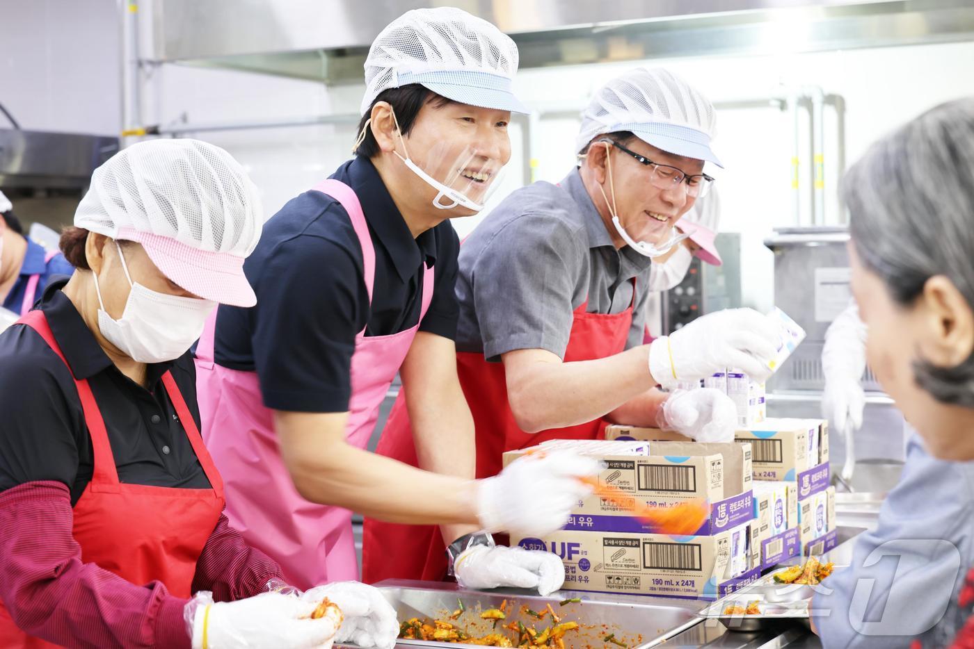 본문 이미지 - 조현일 경산시장이 29일 노인종합복지관서 배식봉사를 하고 있다.(경산시 제공. 재판매 및 DB금지) ⓒ 뉴스1 정우용 기자