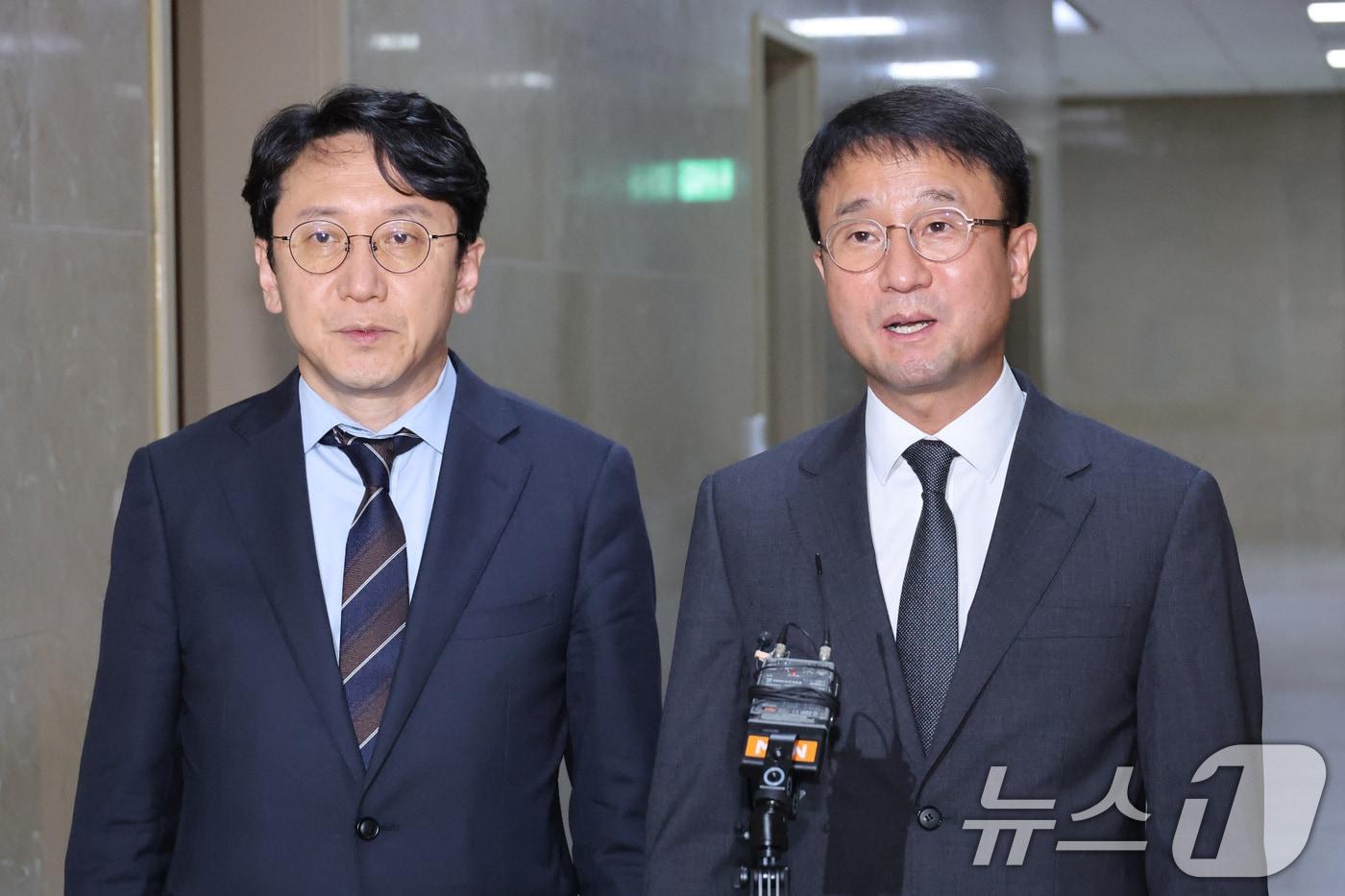 본문 이미지 - 한병도 더불어민주당 대표 직무대행 겸 원내대표(오른쪽)와 천준호 원내운영수석부대표(왼쪽)가 지난 29일 서울 여의도 국회에서 열린 여야 원내대표 회동을 마친 후 취재진의 질의에 답변하고 있다. 2026.6.29 ⓒ 뉴스1 신웅수 기자