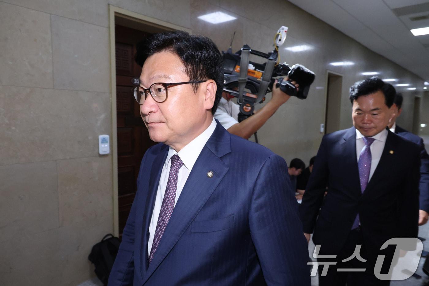 본문 이미지 - 정점식 국민의힘 원내대표와 김승수 원내운영수석부대표가 29일 서울 여의도 국회에서 열린 여야 원내대표 회동을 마친 후 운영위원장실을 나서고 있다. 2026.6.29 ⓒ 뉴스1 신웅수 기자
