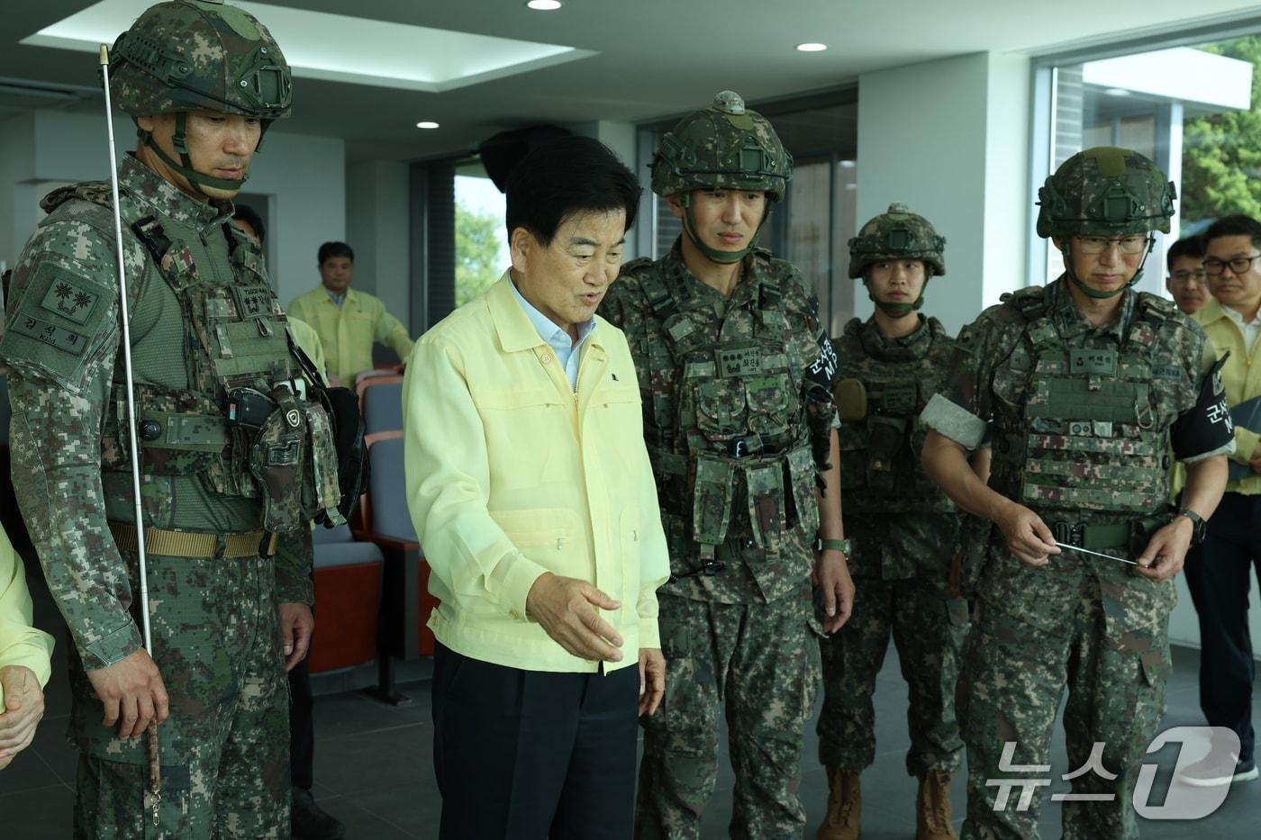 본문 이미지 - 정동영 통일부 장관이 29일 경기 연천군 임진강 유역의 군남홍수조절지와 필승교를 방문해 수해 방지시설 운영 현황을 점검했다. 현장에는 기후에너지환경부와 한국수자원공사, 육군 25사단 등 관계기관이 함께했다.(통일부 제공).