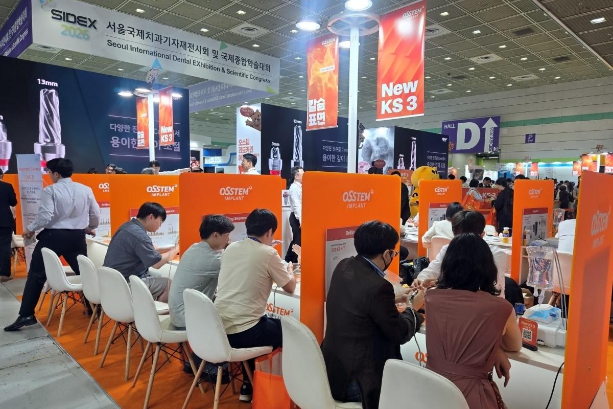 본문 이미지 - 지난달 29일부터 31일까지 서울 강남구 COEX 전시홀에서 열린 '2026 서울국제치과기자재 전시회'을 찾은 치과의사 참관객들이 오스템임플란트 부스를 방문해 임플란트 신제품 'New KS 3'를 실습 체험해보고 있다.(오스템임플란트 제공)
