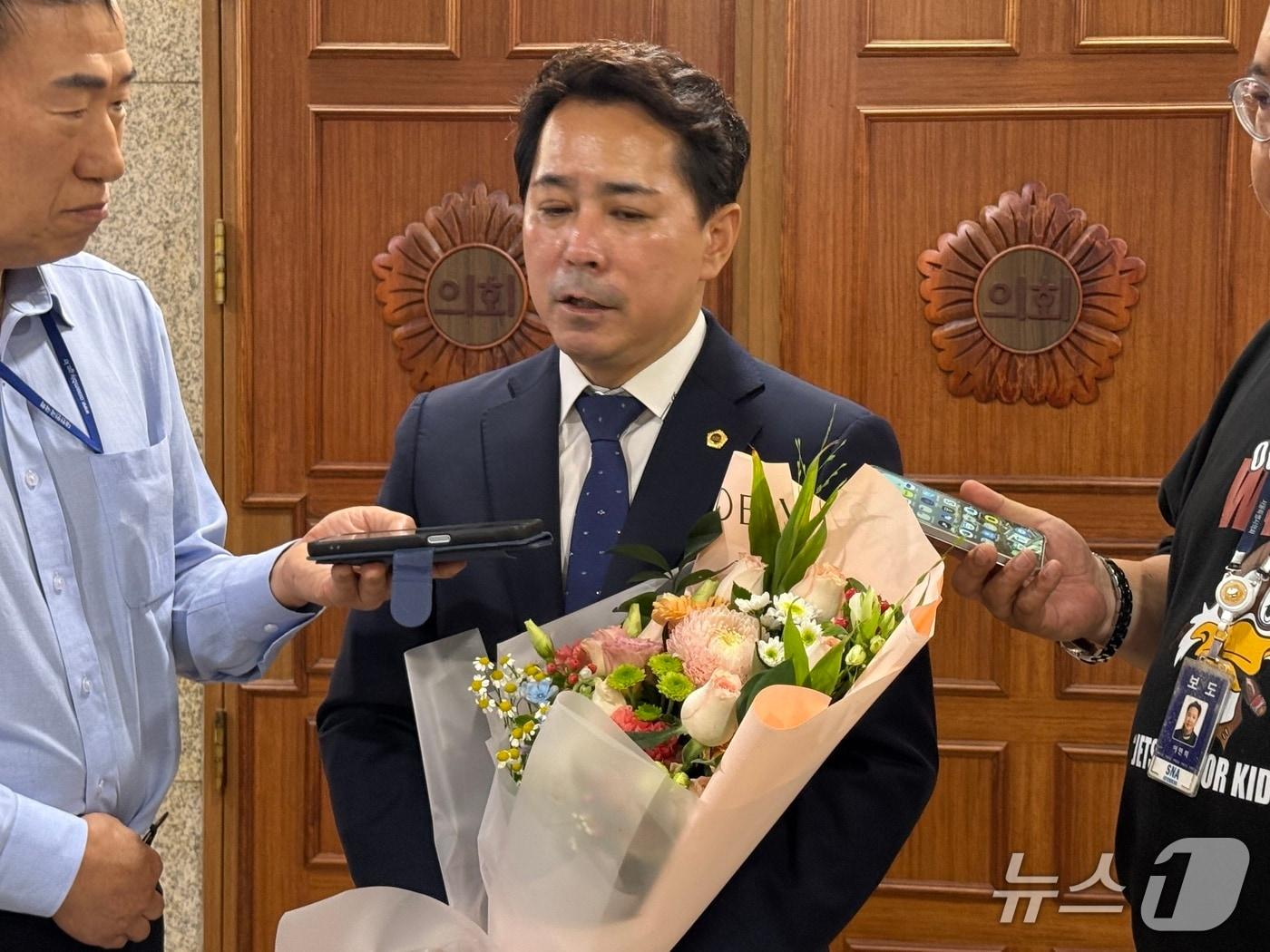 본문 이미지 - 29일 서울 중구 서울시의회에서 더불어민주당 제12대 서울시의회 의장 후보로 선출된 임만균 의원이 당선 소감을 전하고 있다. 2026.6.29/뉴스1
