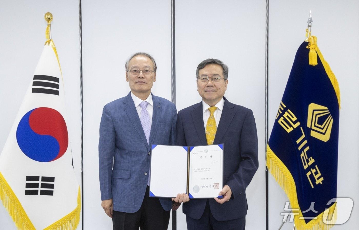 본문 이미지 - 사진 왼쪽부터 김희곤 독립기념관장, 장세윤 한국독립운동사연구소장.