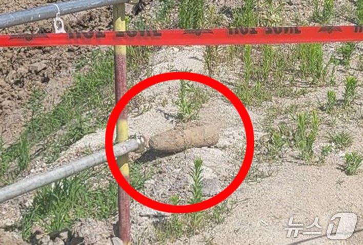 본문 이미지 - 29일 오후 3시5분쯤 경북 포항시 남구 대송면 화물차 공용주차장 공사현장에서 포탄이 발견됐다는 신고가 접수됐다. (포항남부소방서제공, 재판매 및 DB금지) 2026.6.29/뉴스1 