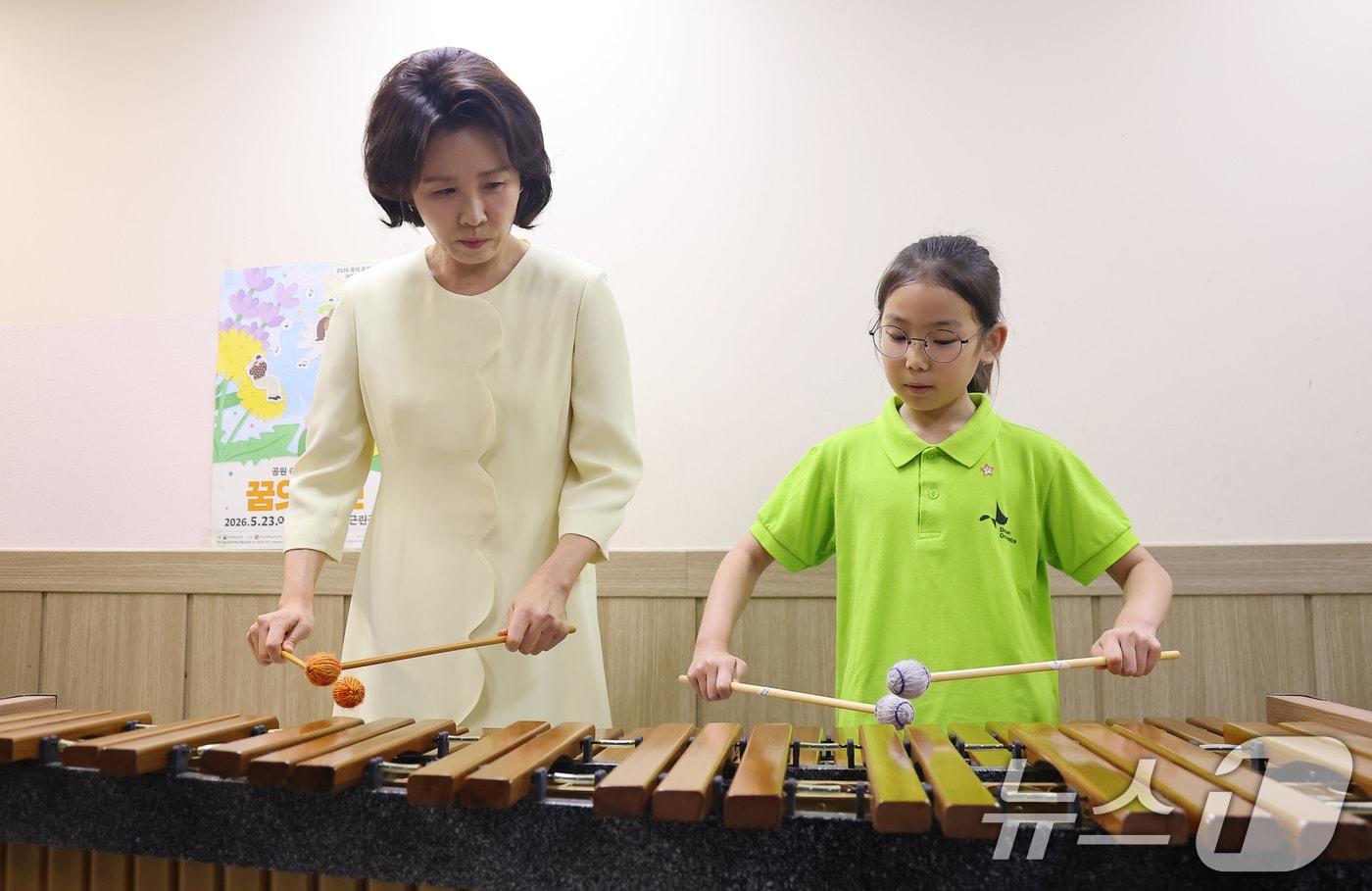 본문 이미지 - 김혜경 여사가 29일 서울 구로구 아트밸리를 찾아 마림바 악기를 연주하고 있다. (청와대통신사진기자단) 2026.6.29 ⓒ 뉴스1 이재명 기자