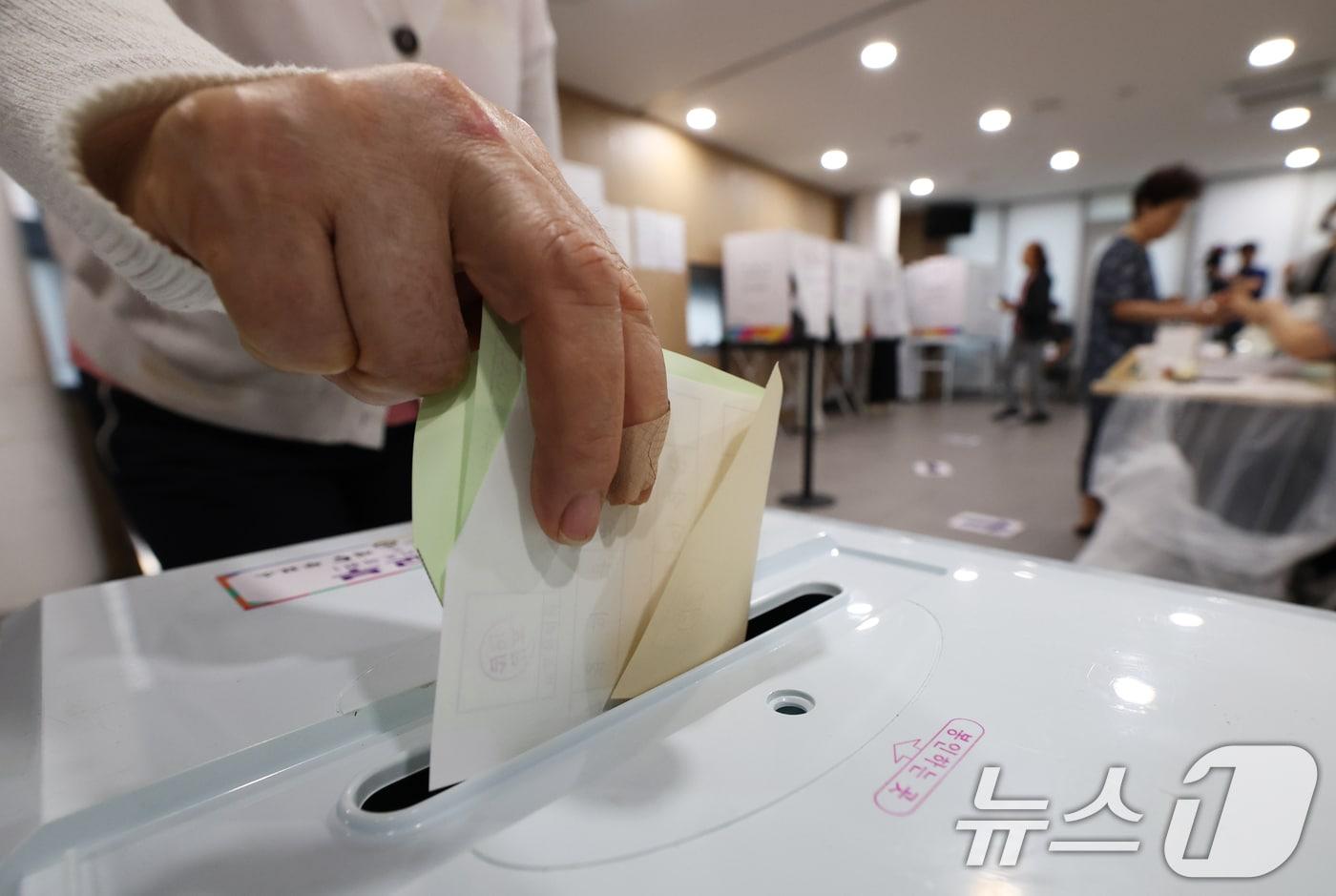 본문 이미지 - 제9회 전국동시지방선거 및 국회의원 재·보궐 선거 시작된 3일 오전 서울 동작구 상도4동주민센터에 마련된 투표소에서 유권자들이 소중한 한 표를 행사한 모습. 2026.6.3 ⓒ 뉴스1 오대일 기자