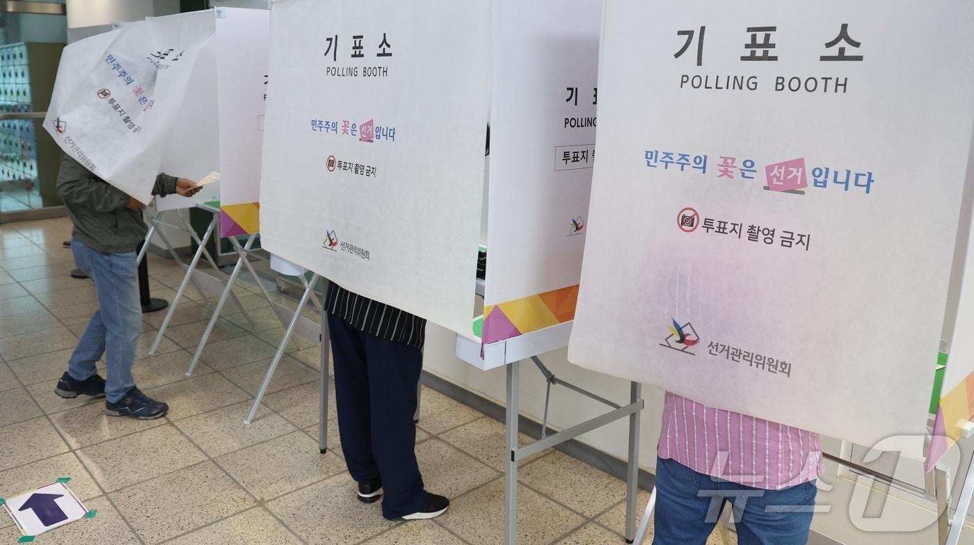 본문 이미지 - 제9회 전국동시지방선거 투표일인 3일 전북 전주시 남중학교에 마련된 평화1동 제2투표소를 찾은 한 유권자가 기표소로 향하고 있다. 2026.6.3 ⓒ 뉴스1 유경석 기자
