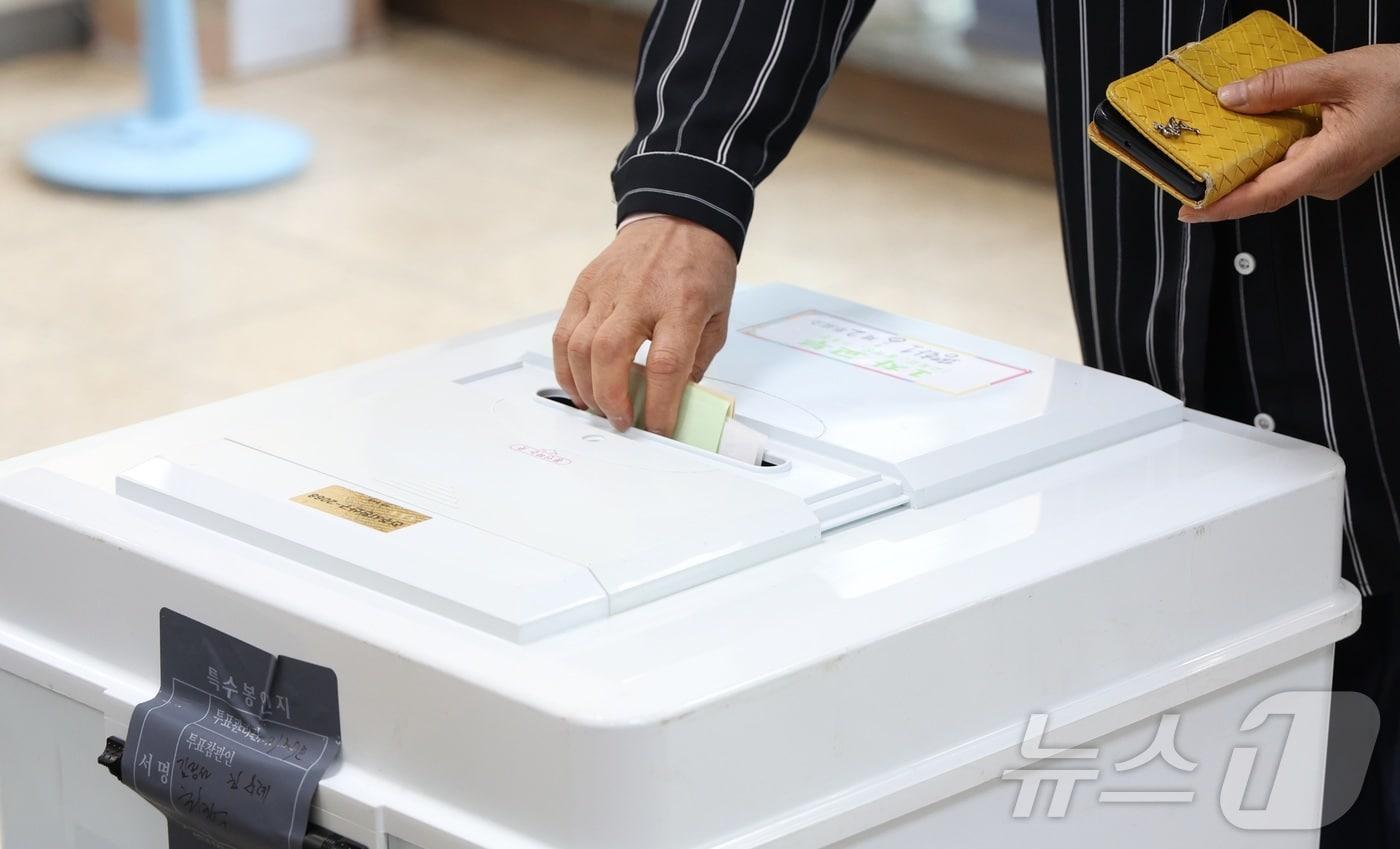 본문 이미지 - 제9회 전국동시지방선거 투표일인 3일 전북 전주시 남중학교에 마련된 평화1동 제2투표소를 찾은 한 유권자가 투표를 하고 있다. 2026.6.3 ⓒ 뉴스1 유경석 기자