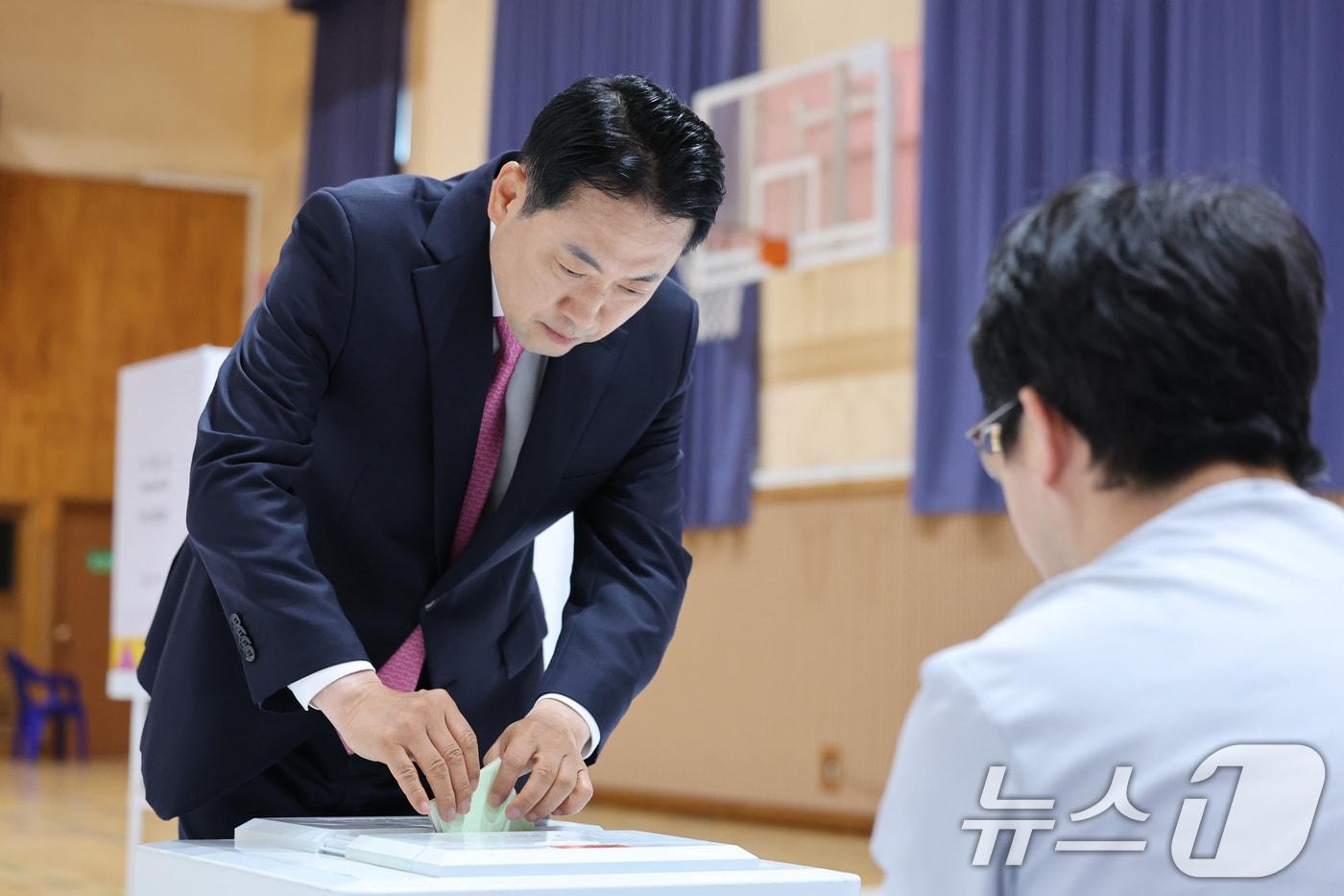 본문 이미지 - 장동혁 국민의힘 대표가 3일 충남 보령시 대천여자고등학교에 마련된 제9회 전국동시지방선거 및 국회의원 재·보궐 선거 투표소에서 투표를 하고 있다. 2026.6.3 ⓒ 뉴스1 신웅수 기자